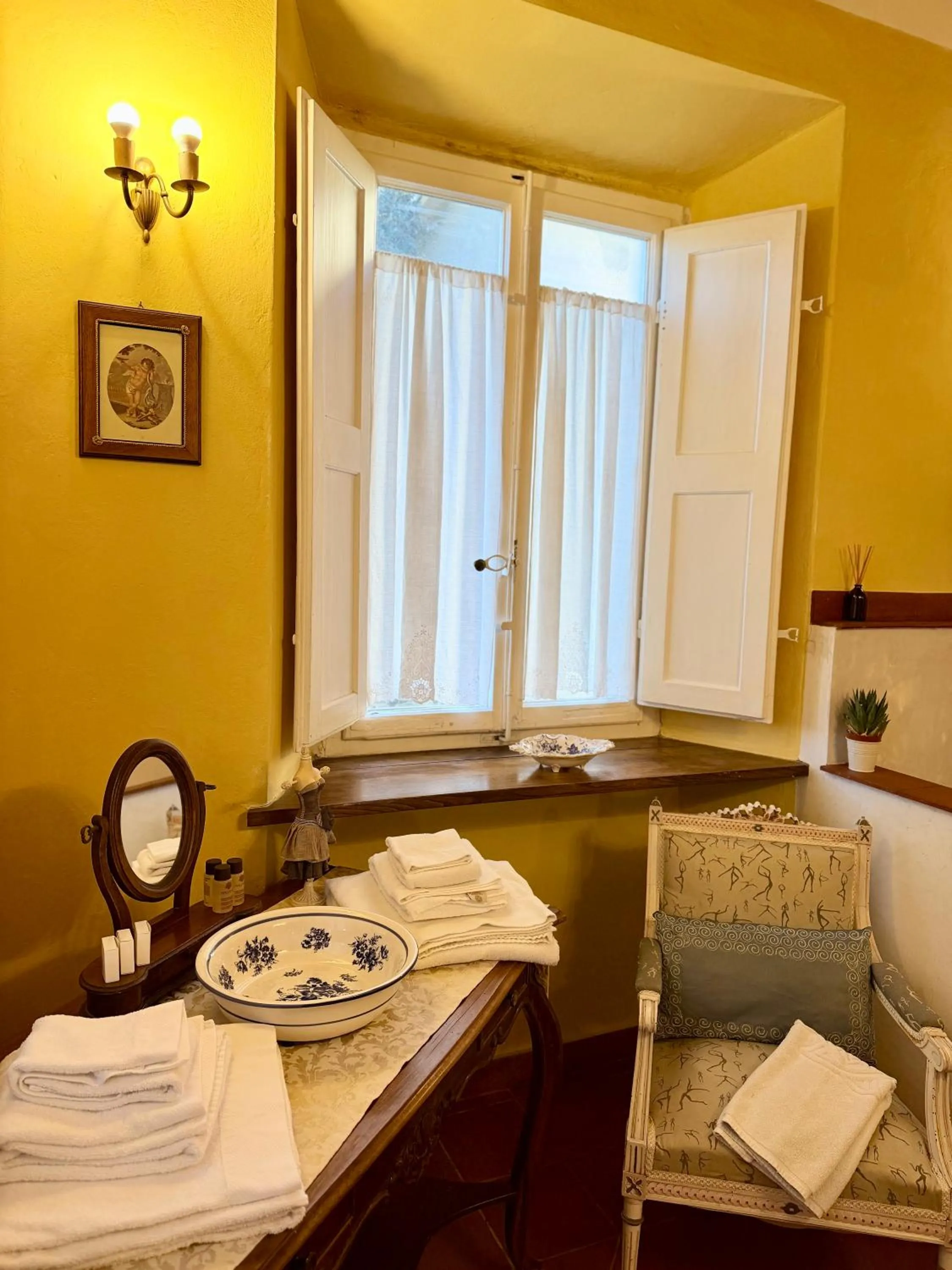 Bed in Villa La Dogana B&B di Charme - Historic Villa with a beautiful garden - private parking