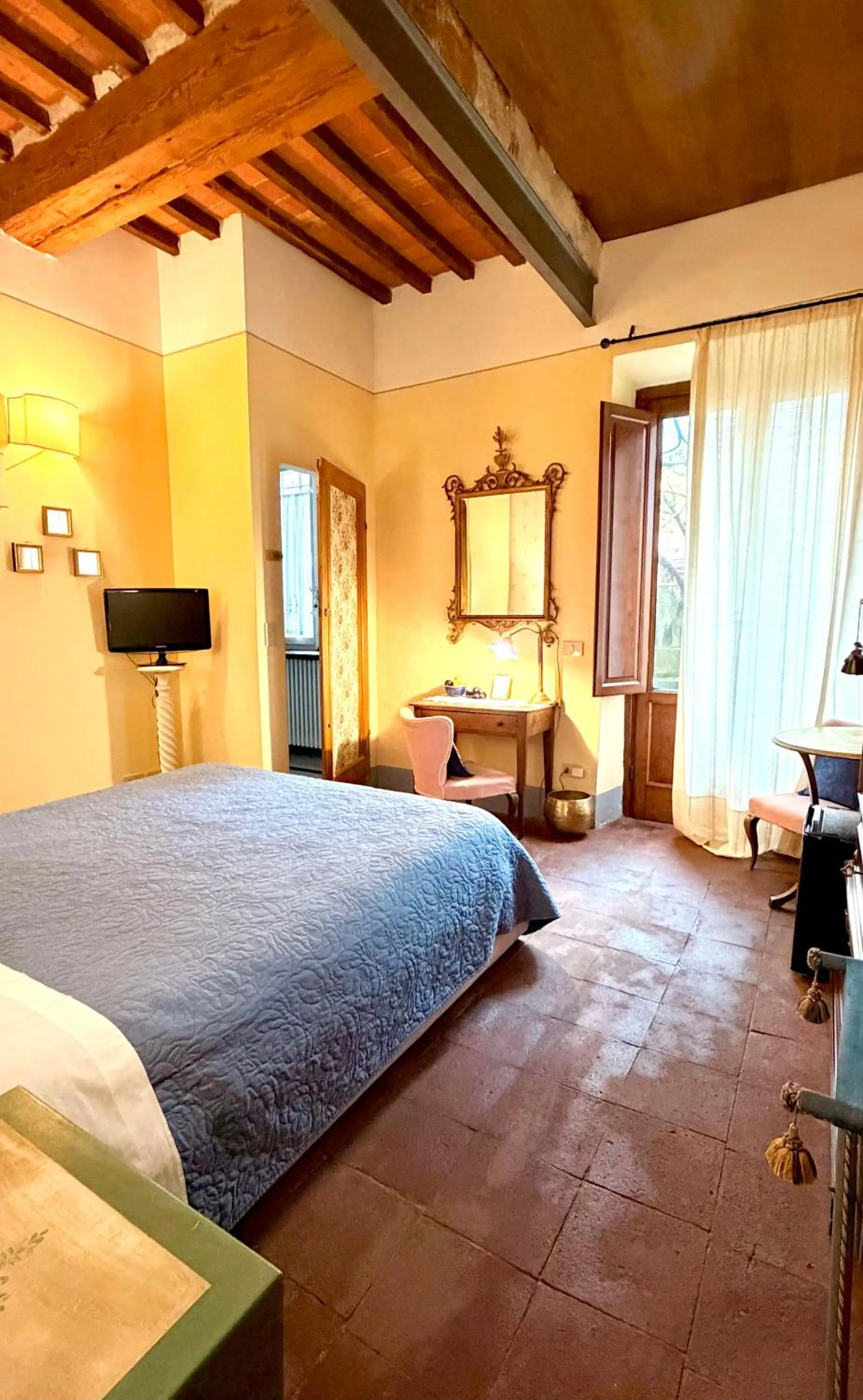 Bed in Villa La Dogana B&B di Charme - Historic Villa with a beautiful garden - private parking