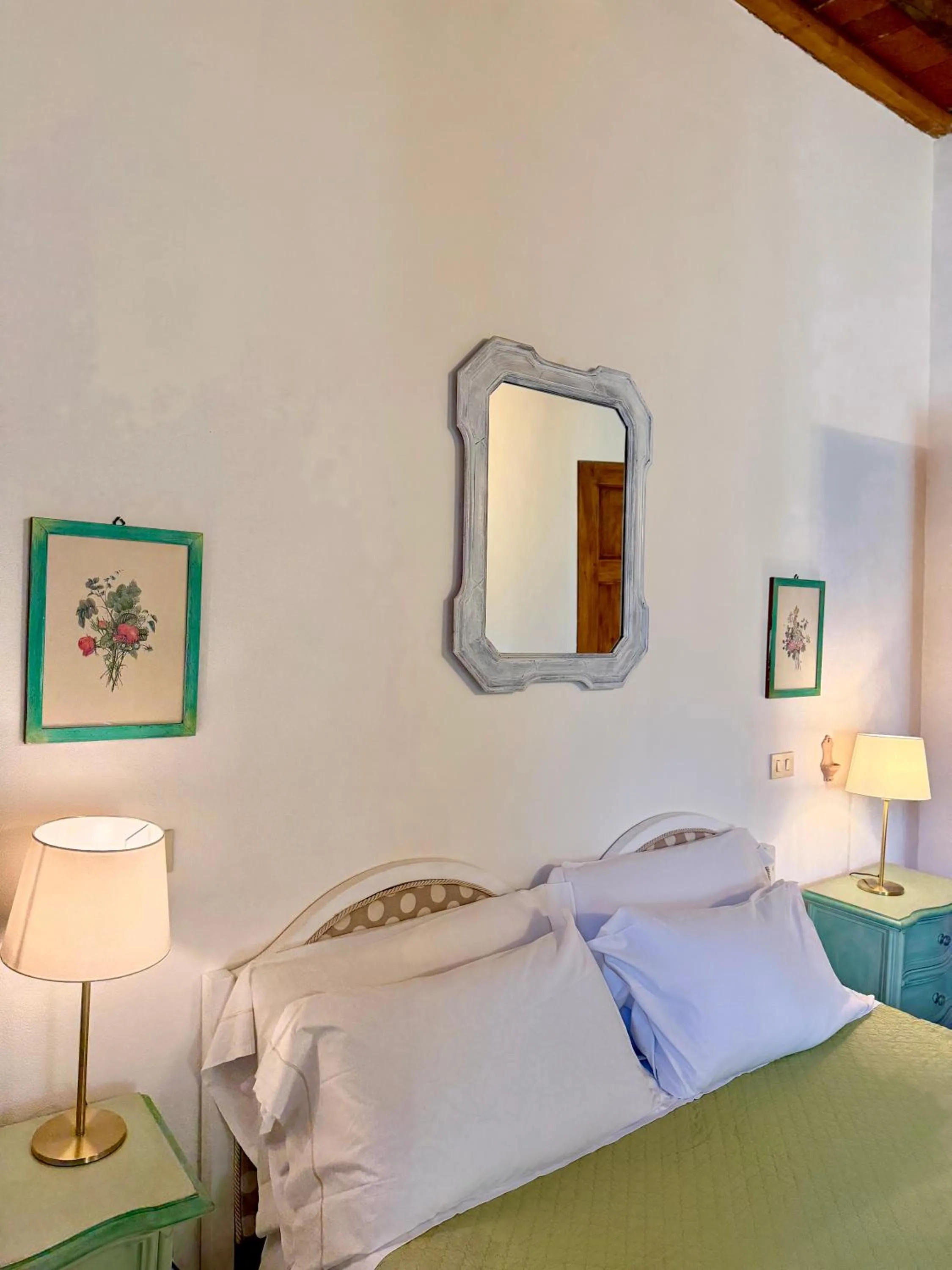 Bed in Villa La Dogana B&B di Charme - Historic Villa with a beautiful garden - private parking
