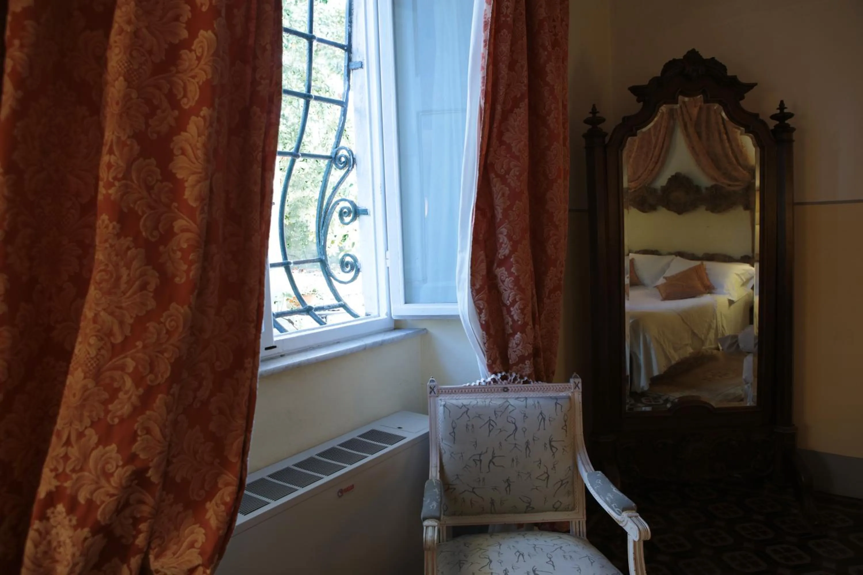 Decorative detail, Bed in Villa La Dogana B&B di Charme - Historic Villa with a beautiful garden - private parking