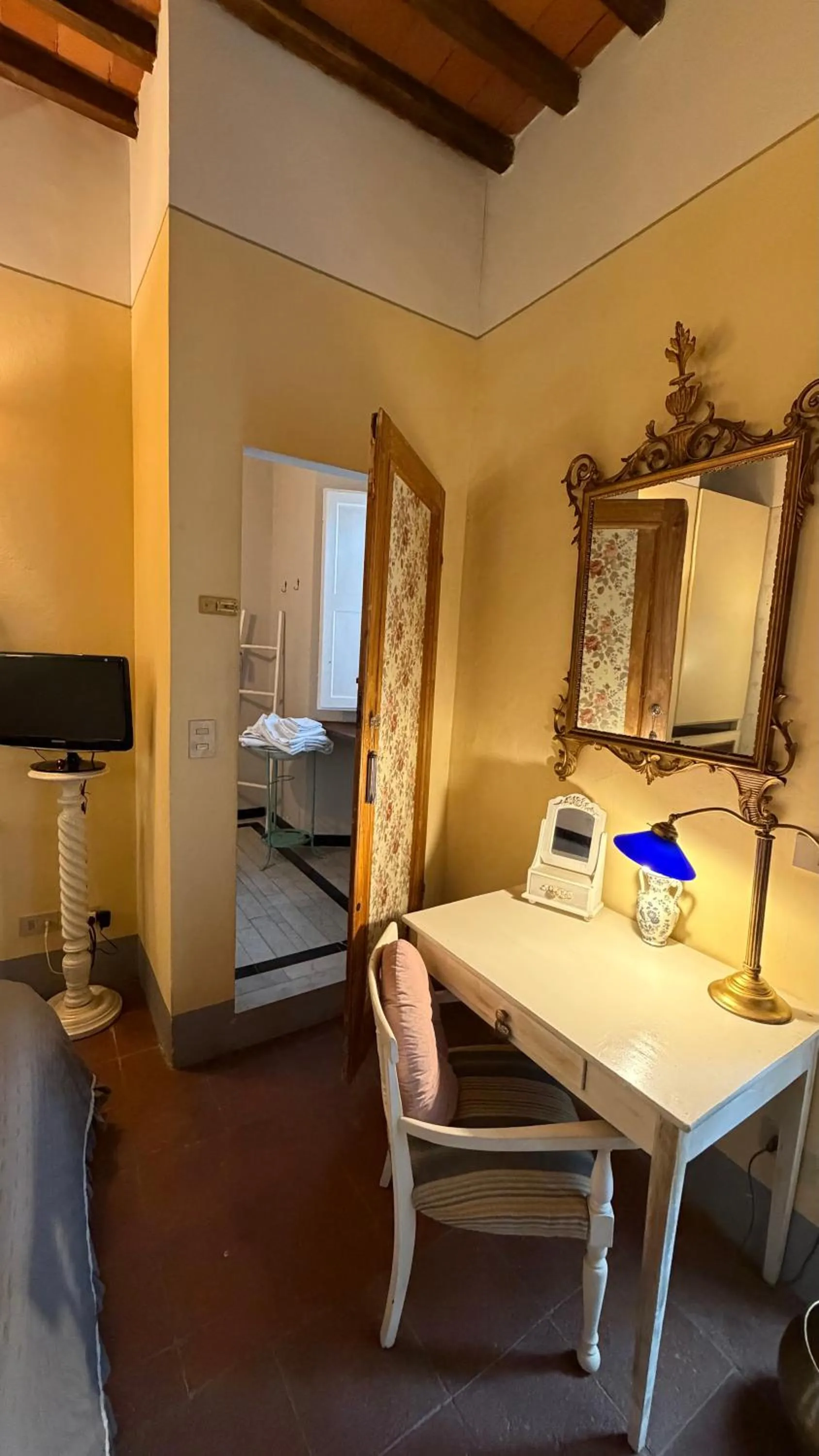 Bed in Villa La Dogana B&B di Charme - Historic Villa with a beautiful garden - private parking