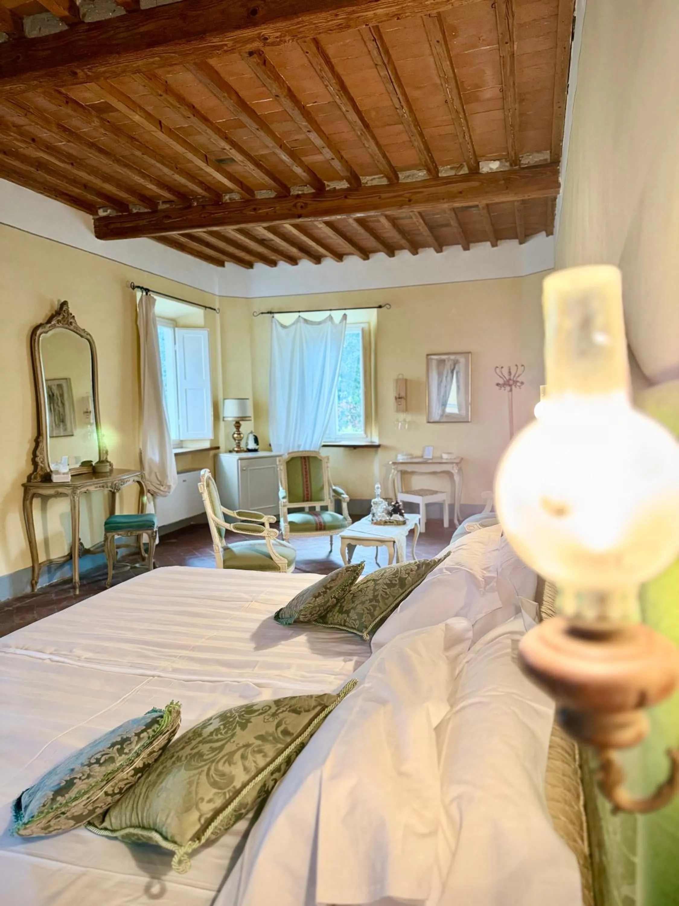 Bed in Villa La Dogana B&B di Charme - Historic Villa with a beautiful garden - private parking