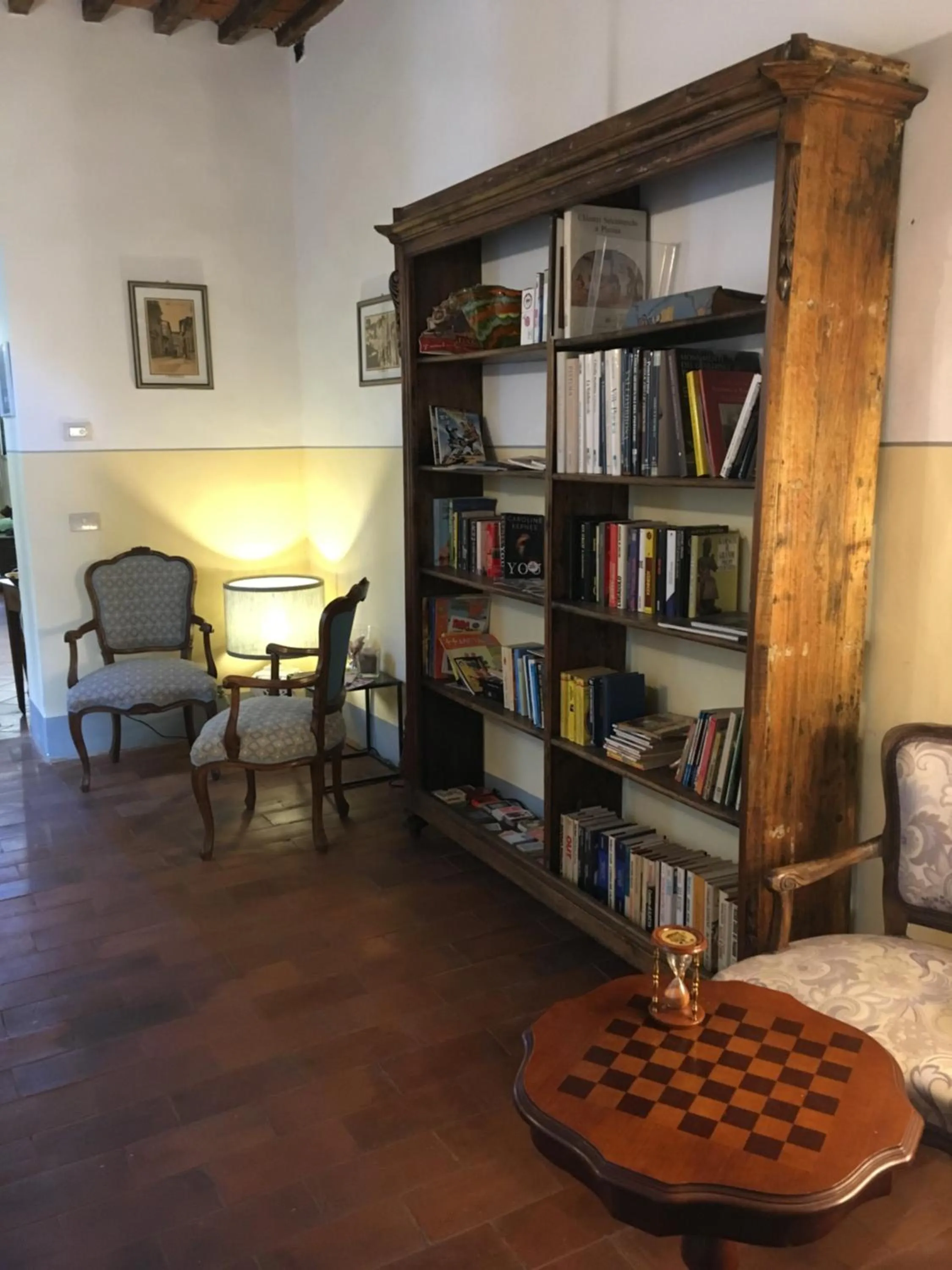 Library in Villa La Dogana B&B di Charme - Historic Villa with a beautiful garden - private parking
