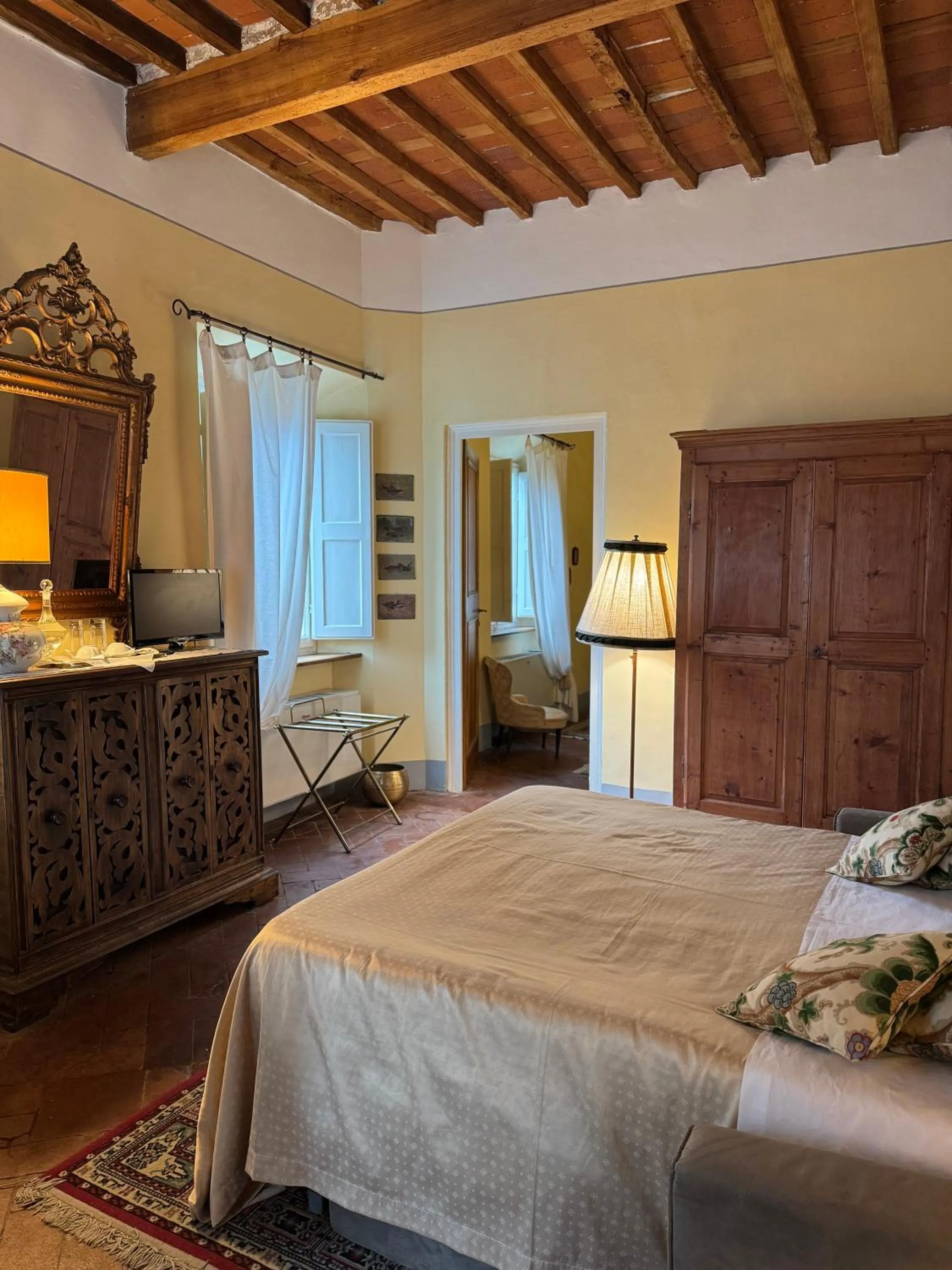 Bed in Villa La Dogana B&B di Charme - Historic Villa with a beautiful garden - private parking