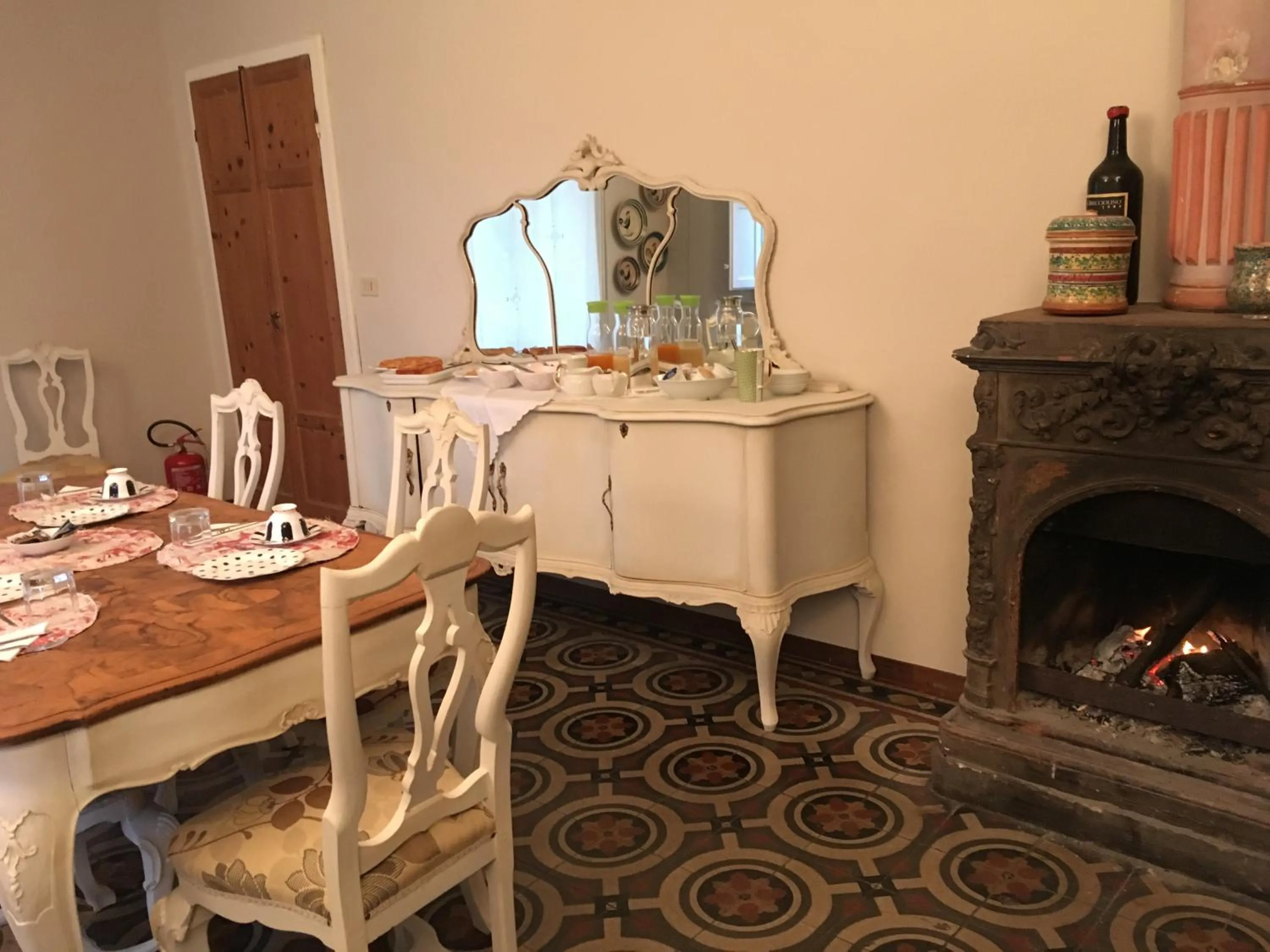 Breakfast in Villa La Dogana B&B di Charme - Historic Villa with a beautiful garden - private parking