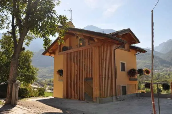 Facade/entrance in Affittacamere Les Noyers