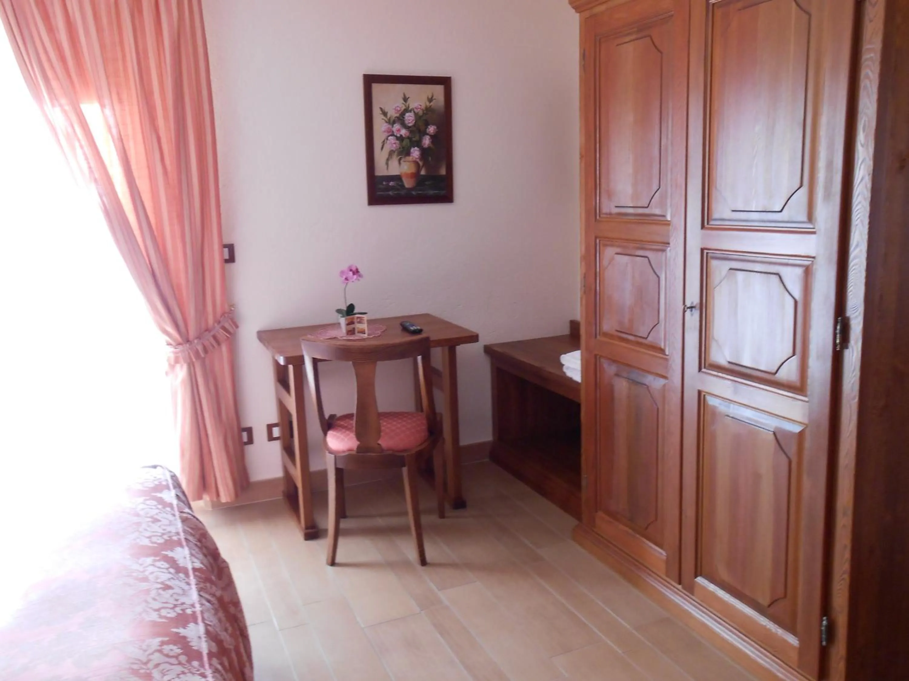 Photo of the whole room in Affittacamere Les Noyers