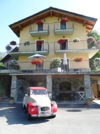 Facade/entrance in Affittacamere Les Noyers