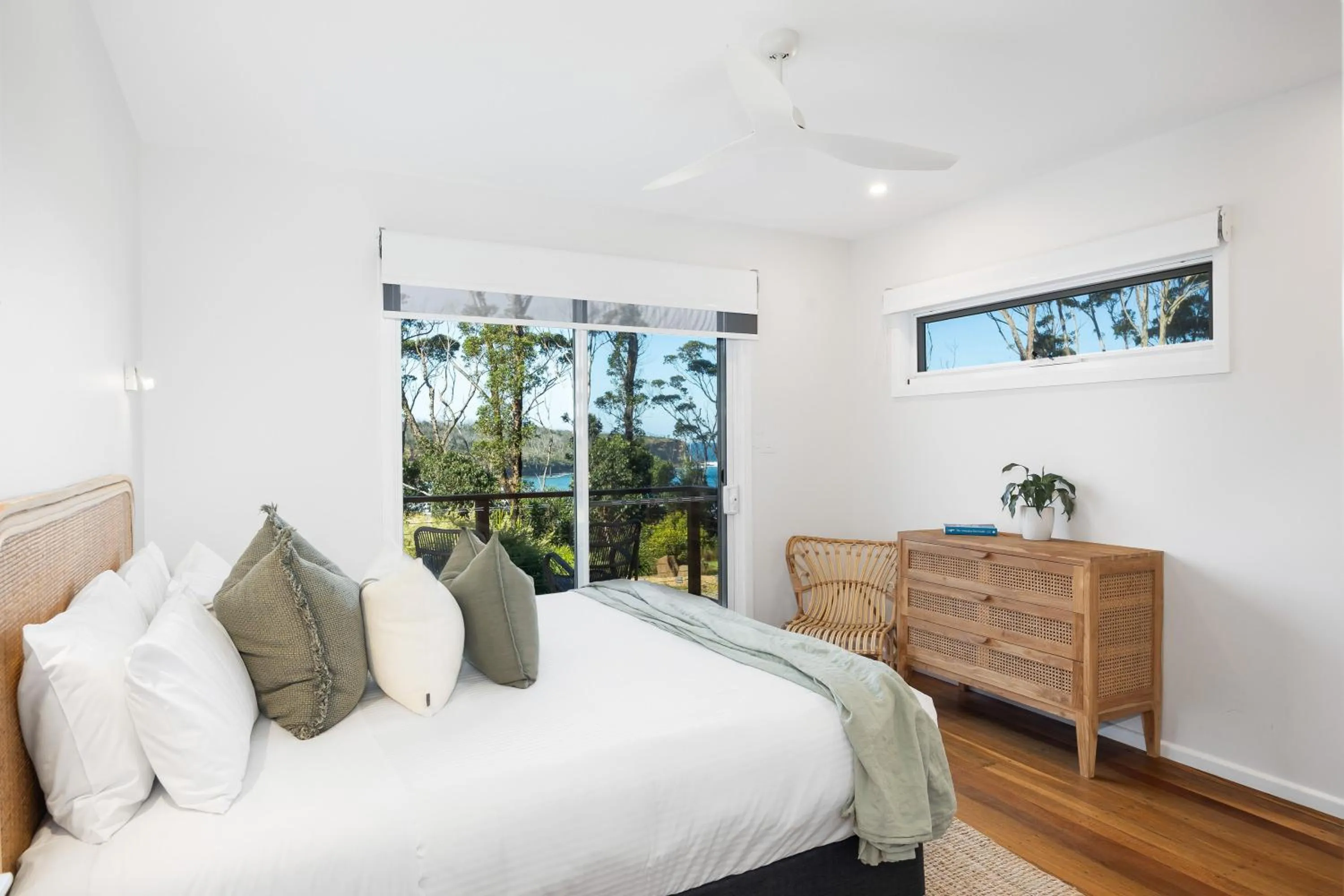 Bed in Pebbly Beach Escape