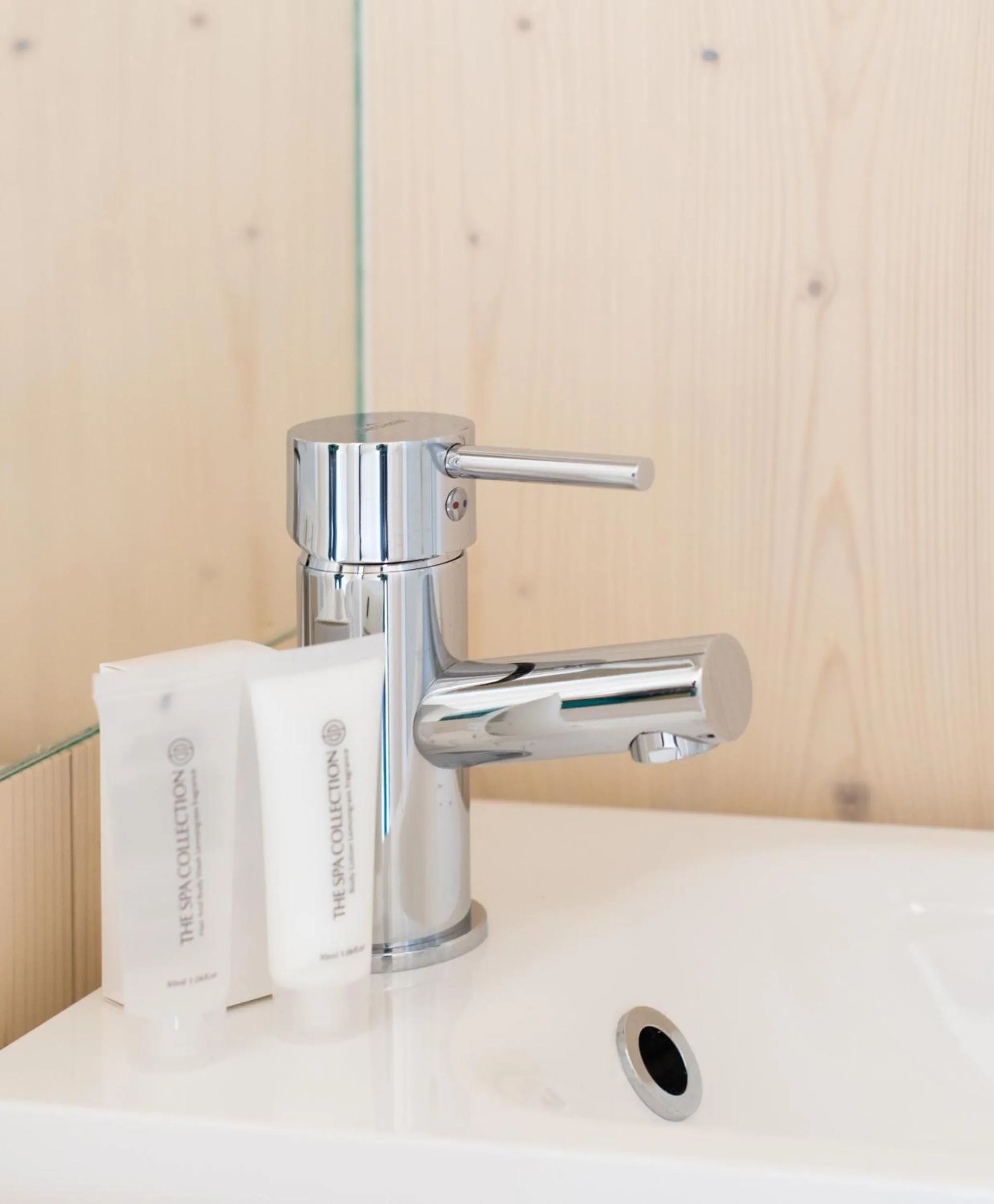 Shower in Fields of Ellis