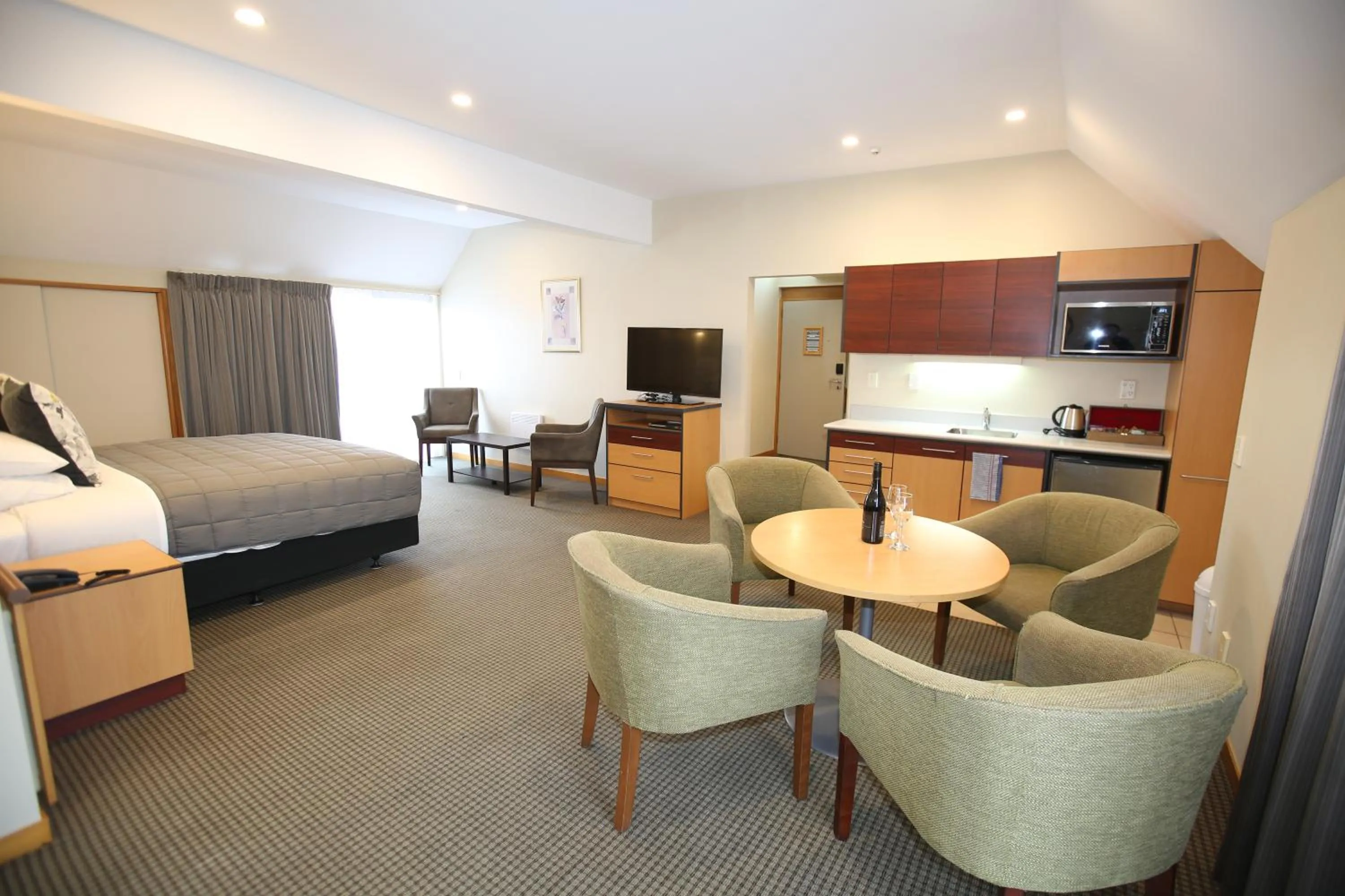 Photo of the whole room, Bed in Dunedin Leisure Lodge - Distinction