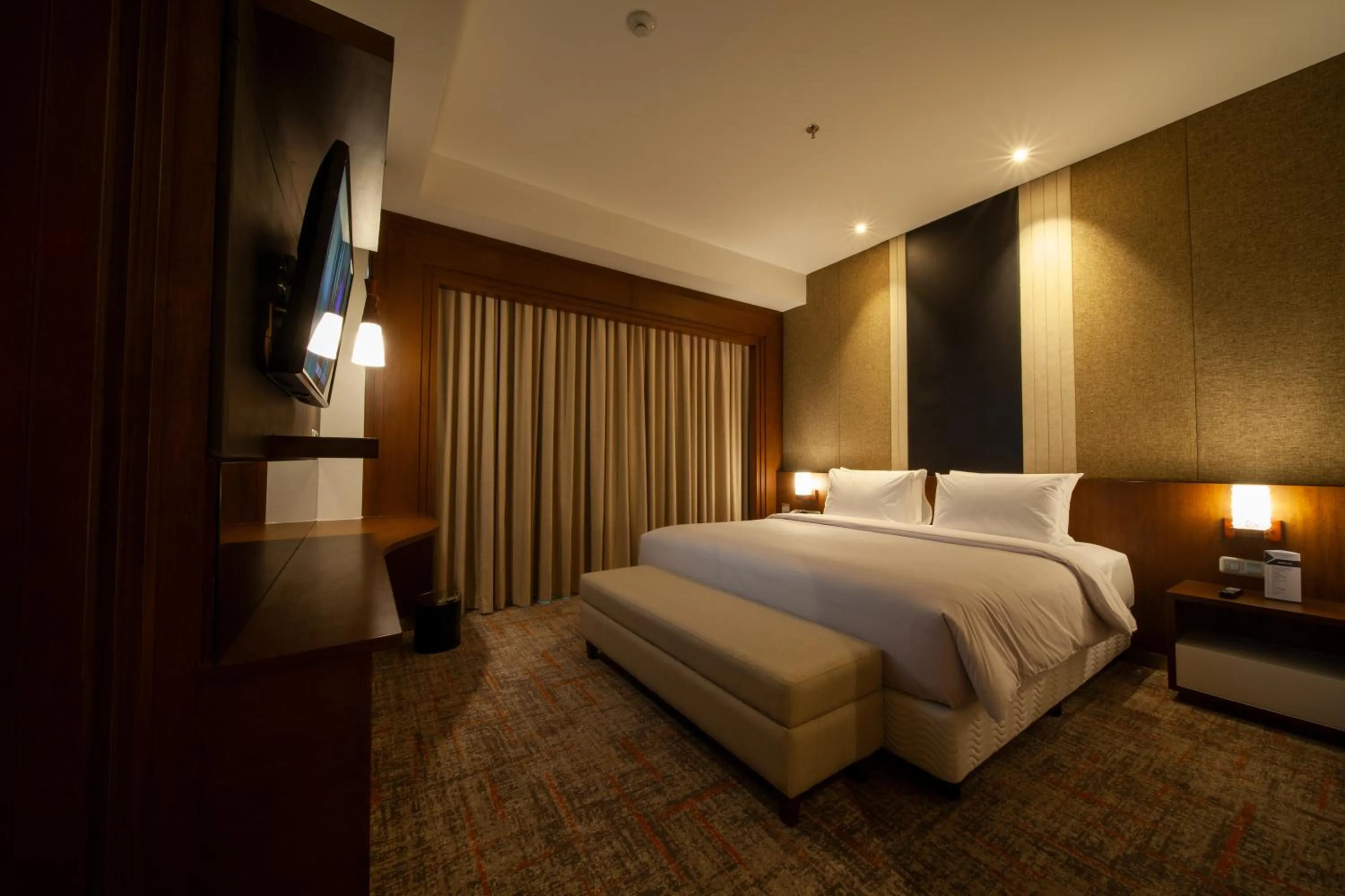 Bed in Avenzel Hotel & Convention Cibubur