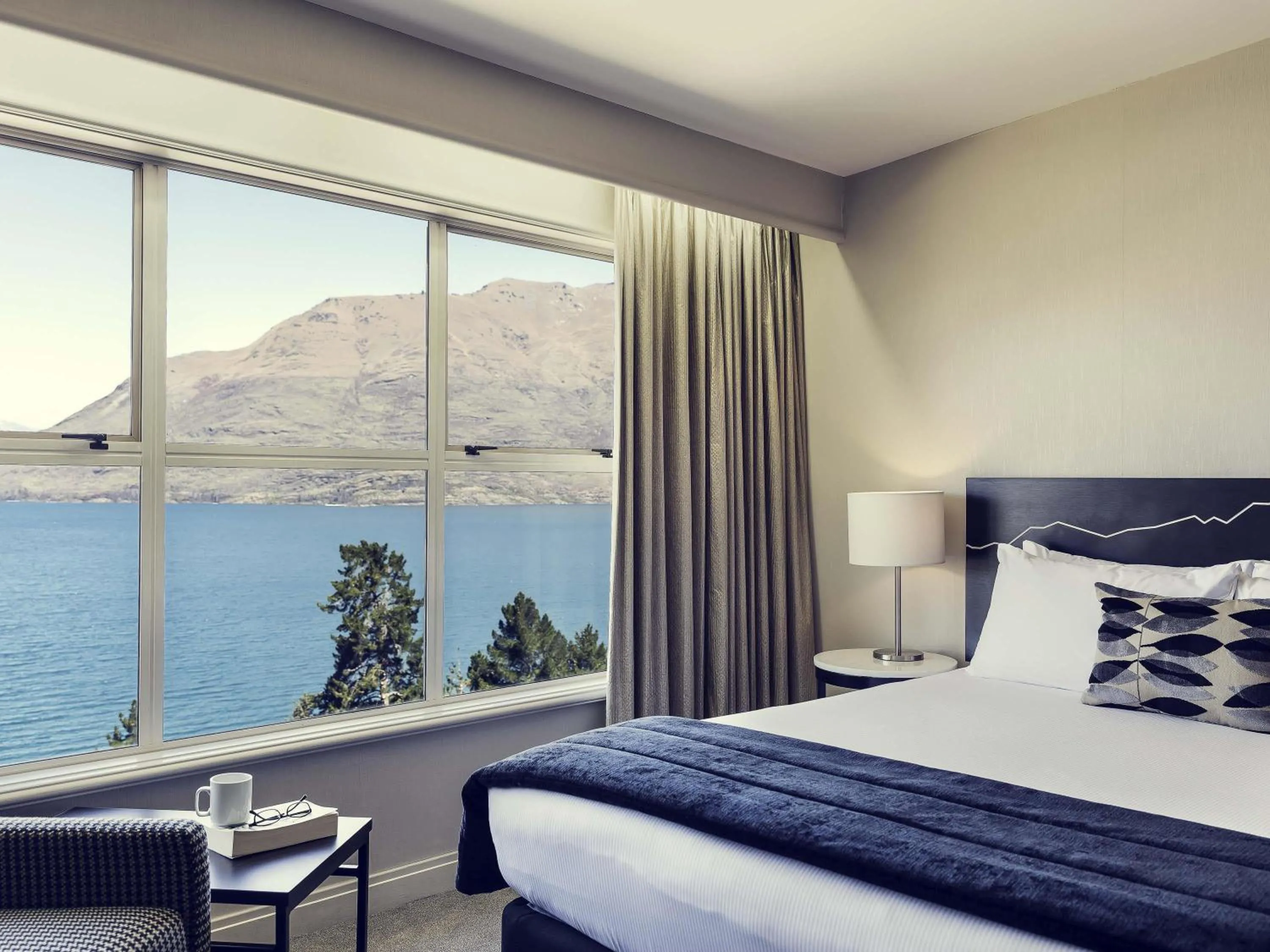 Bedroom, Bed in Mercure Queenstown Resort