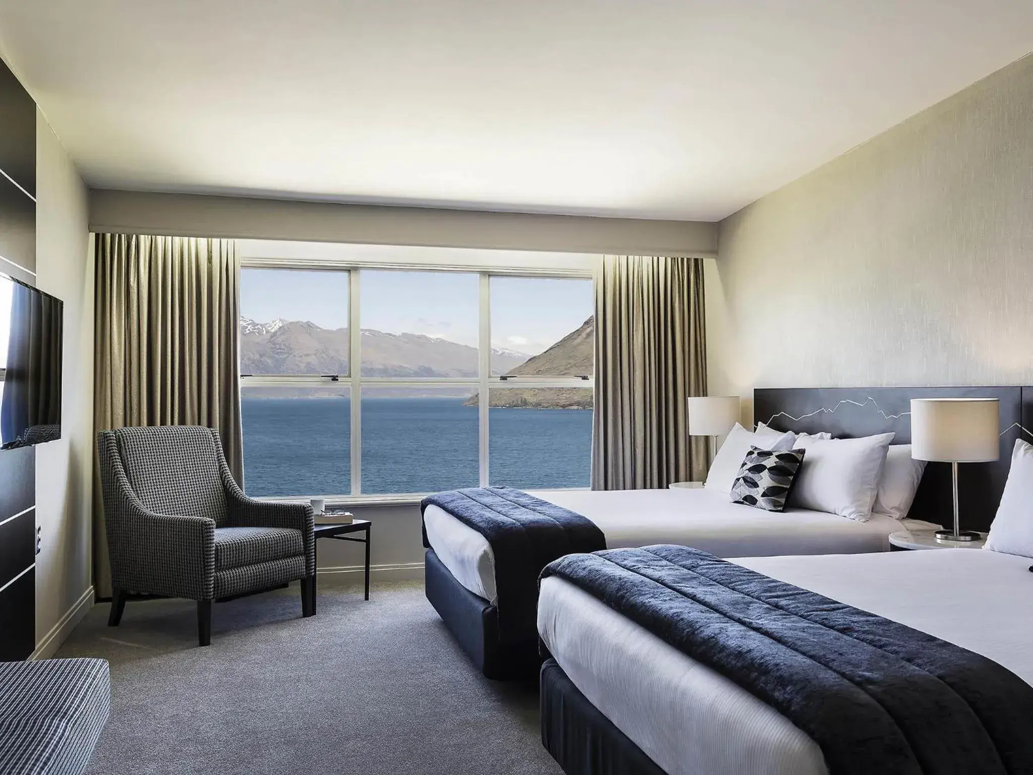 Superior Lake View Room with Two Queen Beds in Mercure Queenstown Resort Superior Lake View Room with Two Queen Beds in Mercure Queenstown Resort