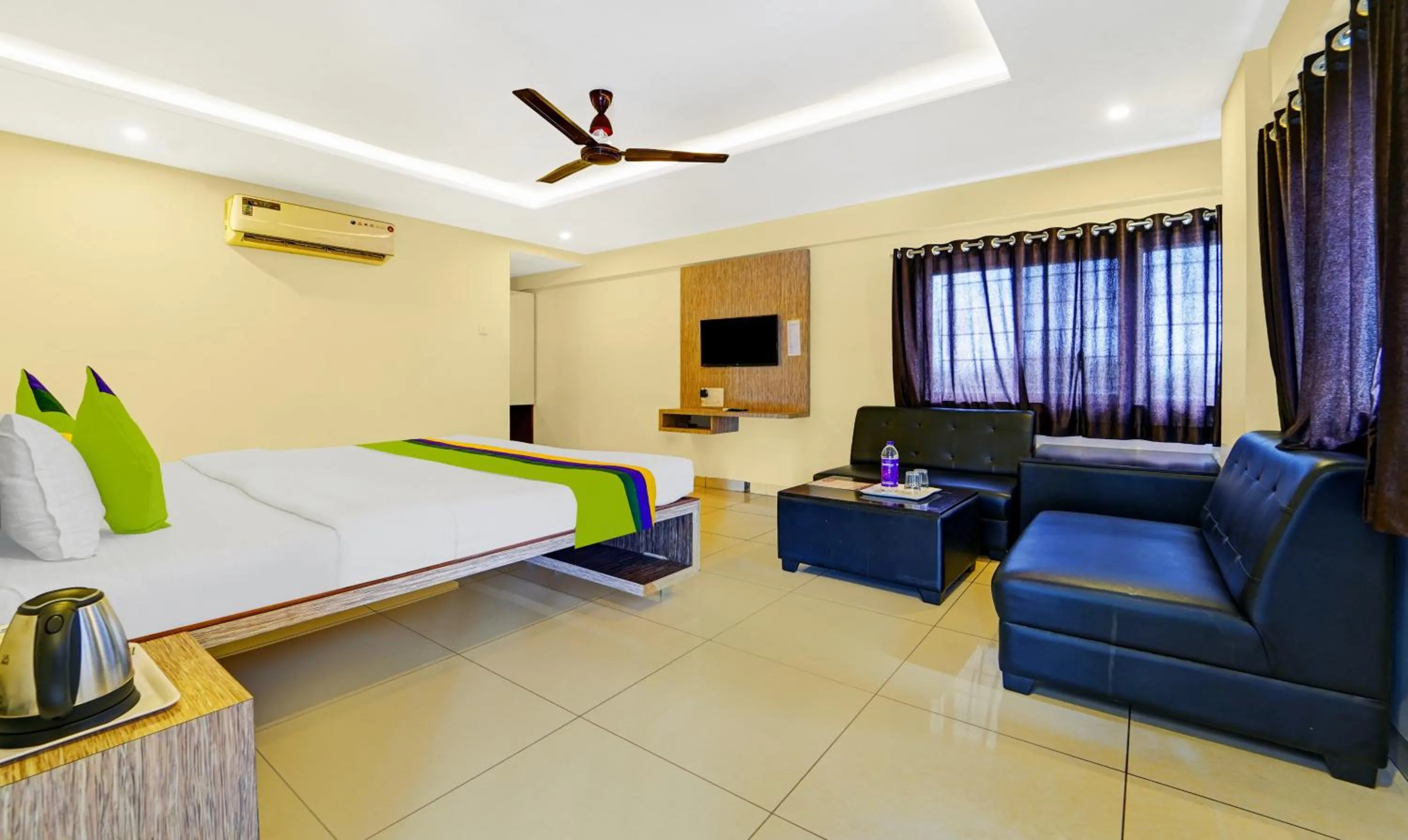 Bedroom, Bed in Treebo Surya Comforts, 200 Mtrs From Kolhapur Railway Station