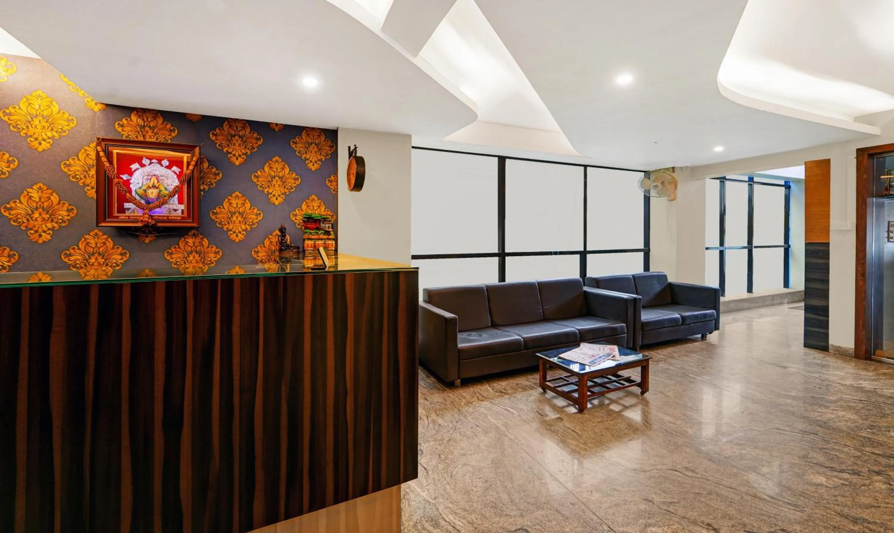 Lobby or reception in Treebo Surya Comforts, 200 Mtrs From Kolhapur Railway Station