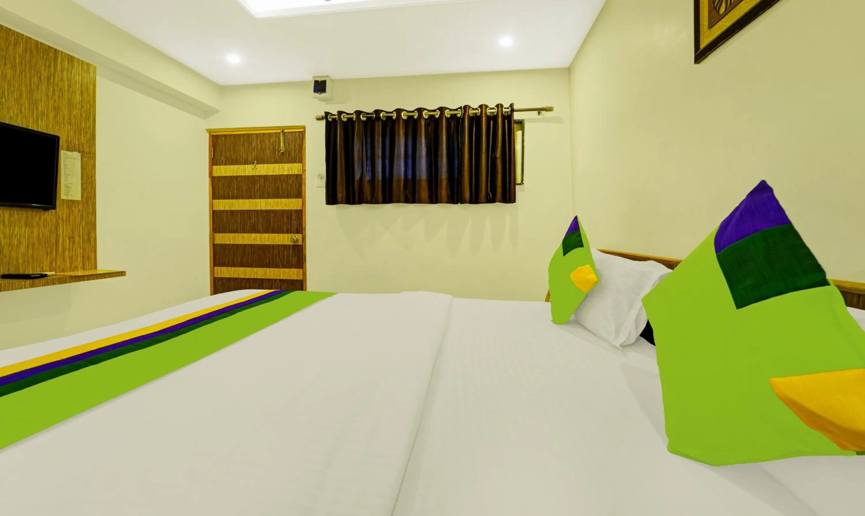 Bedroom, Bed in Treebo Surya Comforts, 200 Mtrs From Kolhapur Railway Station