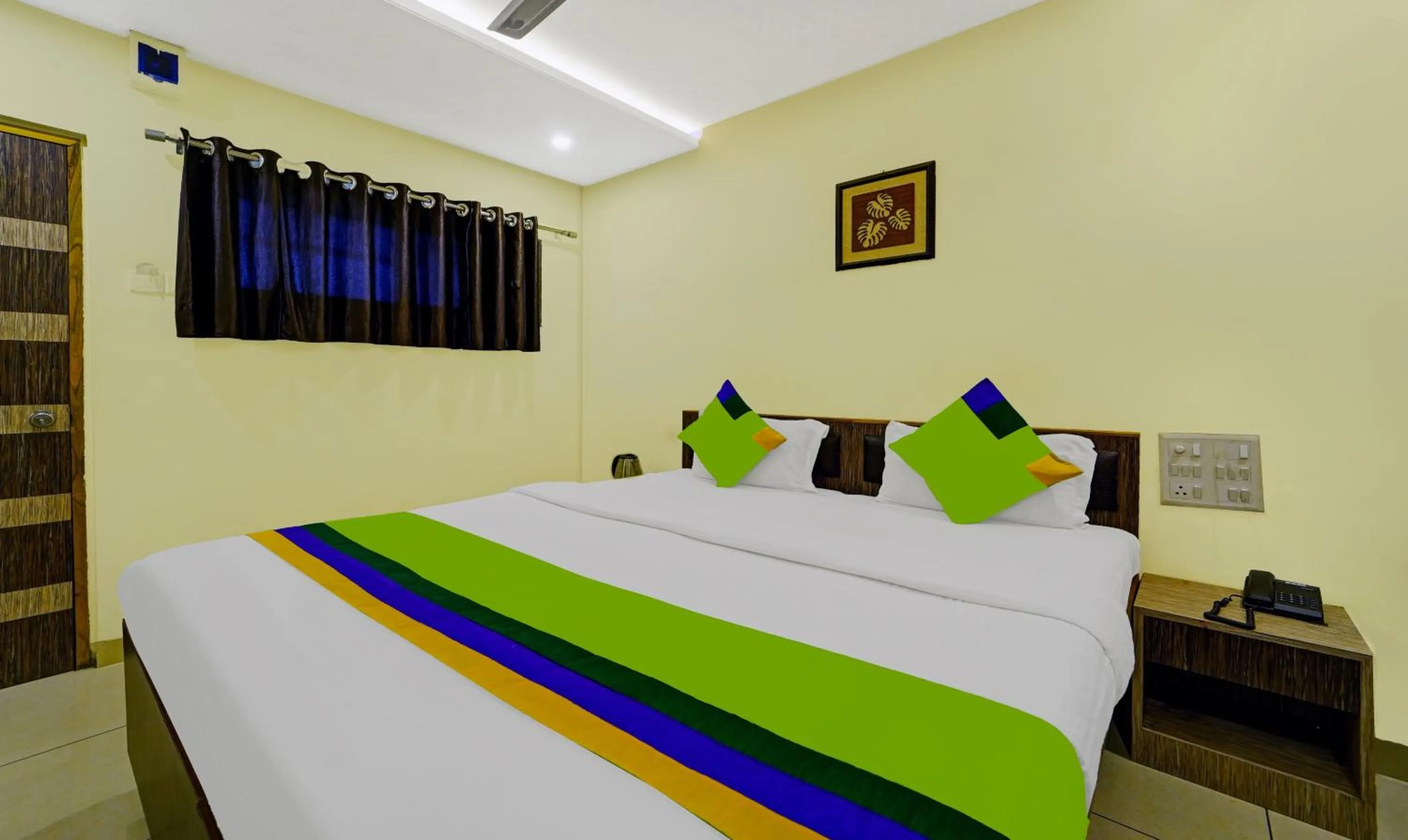 Bedroom, Bed in Treebo Surya Comforts, 200 Mtrs From Kolhapur Railway Station
