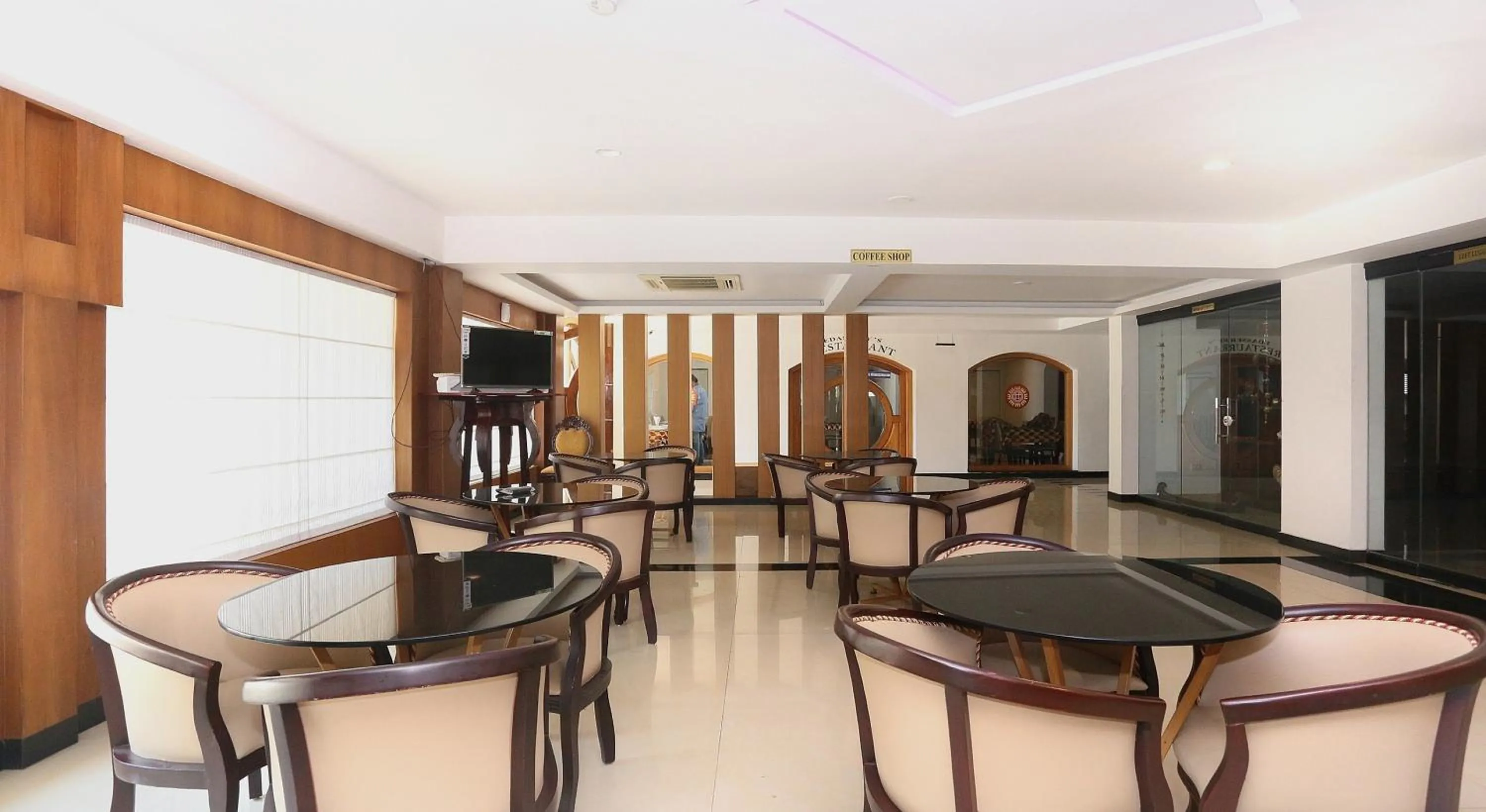 Restaurant/places to eat in Townhouse Dona Castle