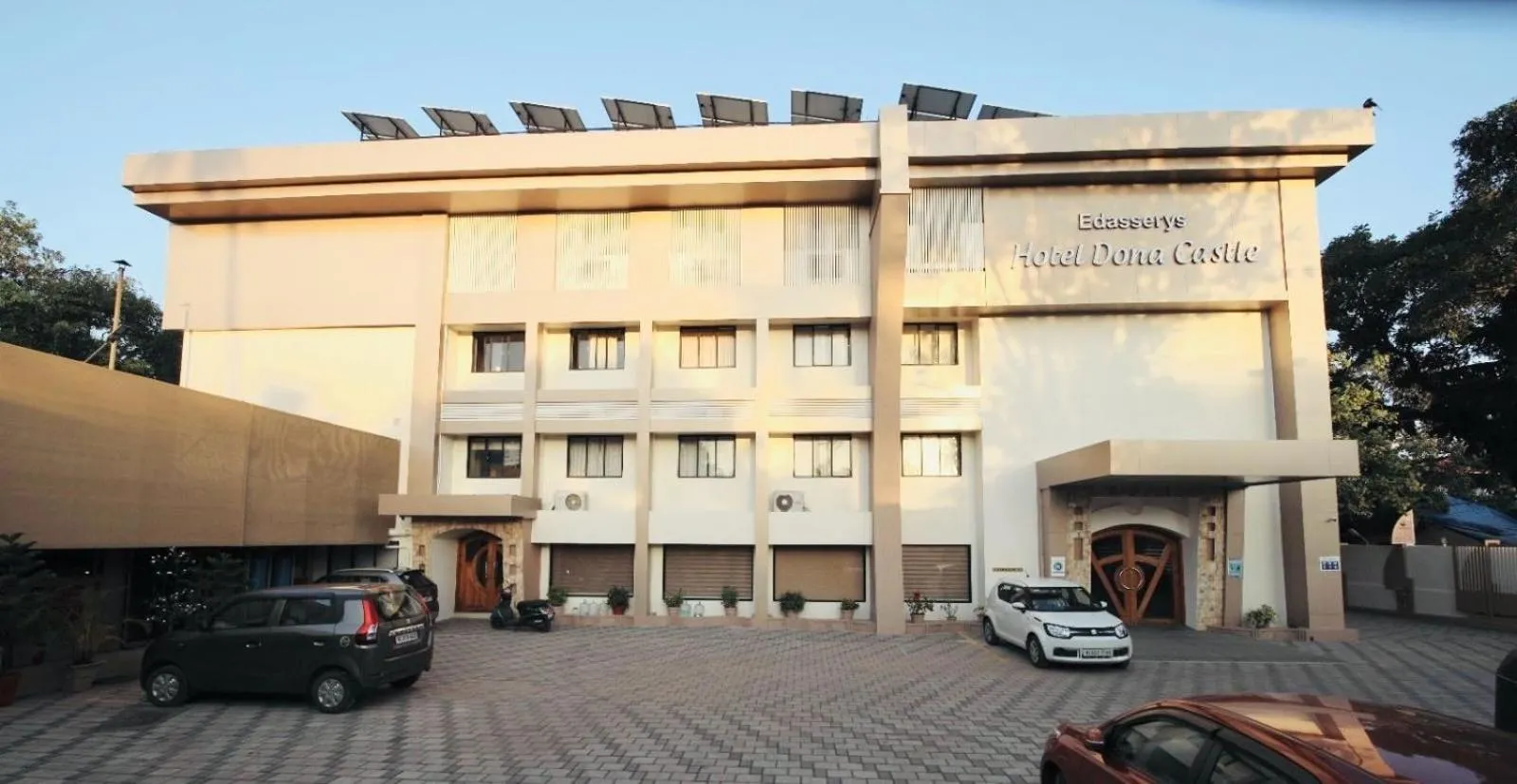 Facade/entrance in Townhouse Dona Castle