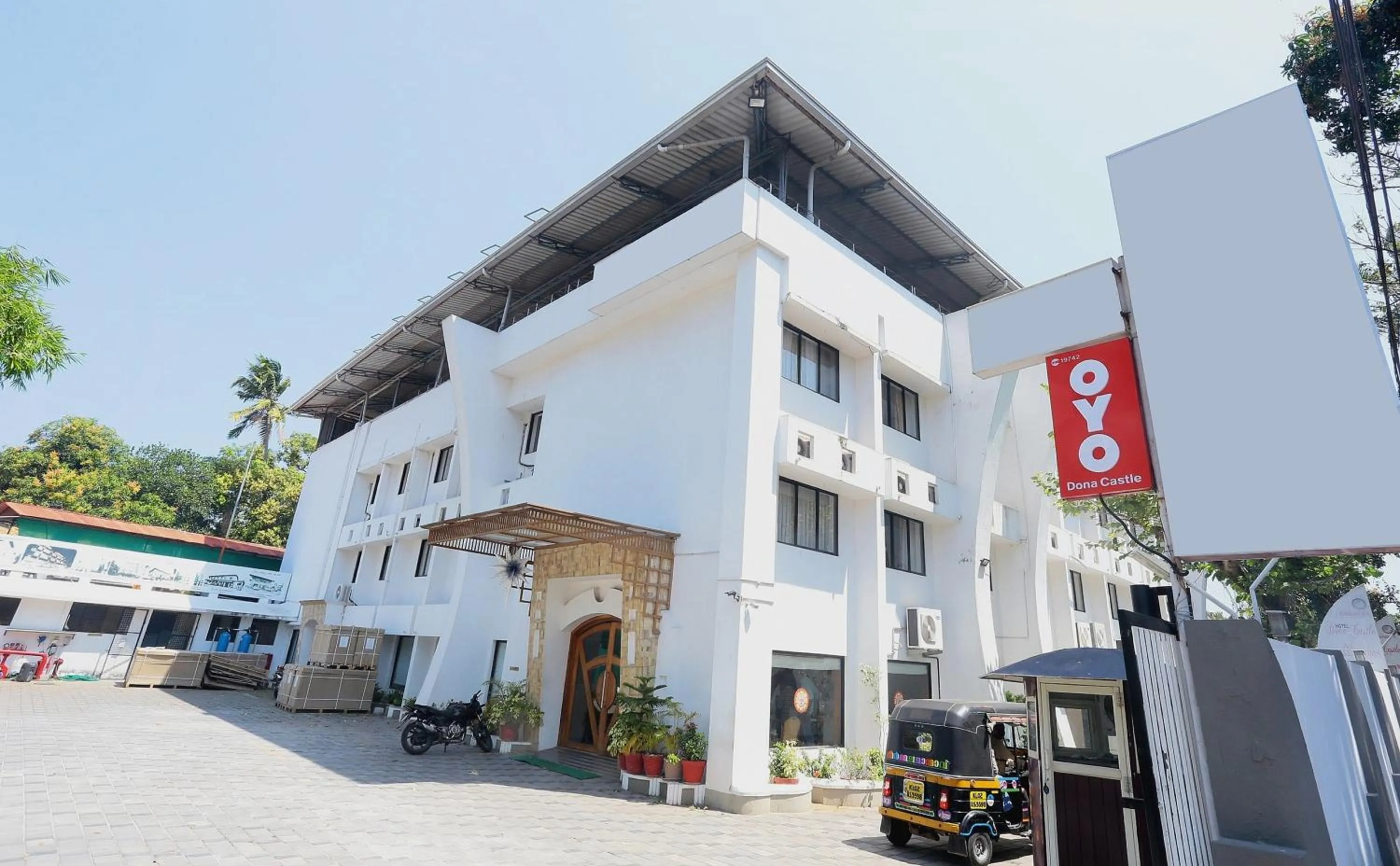 Facade/entrance in Townhouse Dona Castle