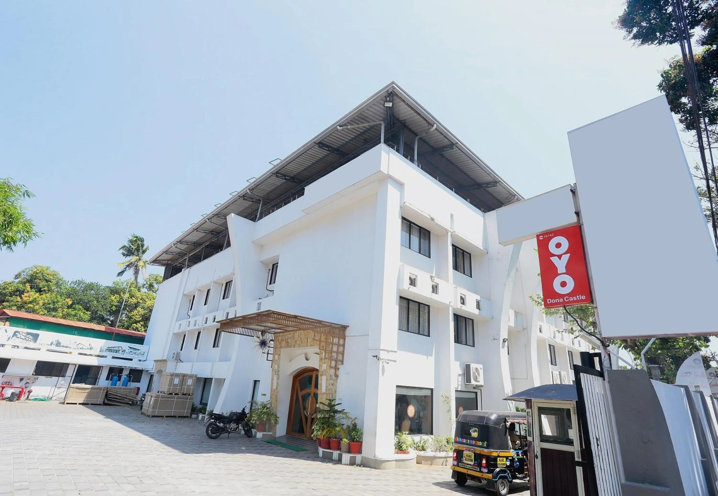 Facade/entrance in Townhouse Dona Castle