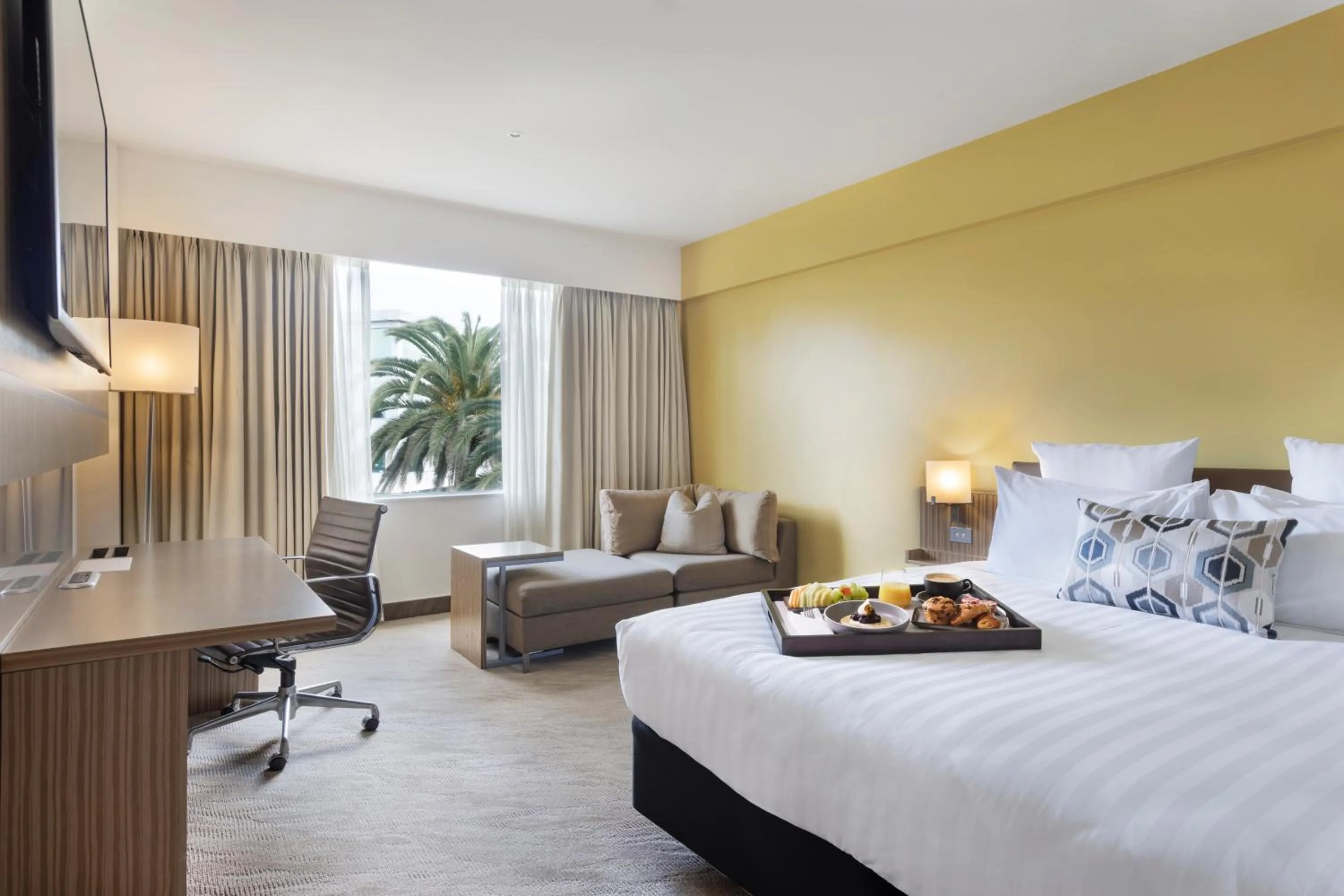 Bedroom, Bed in Novotel Auckland Ellerslie