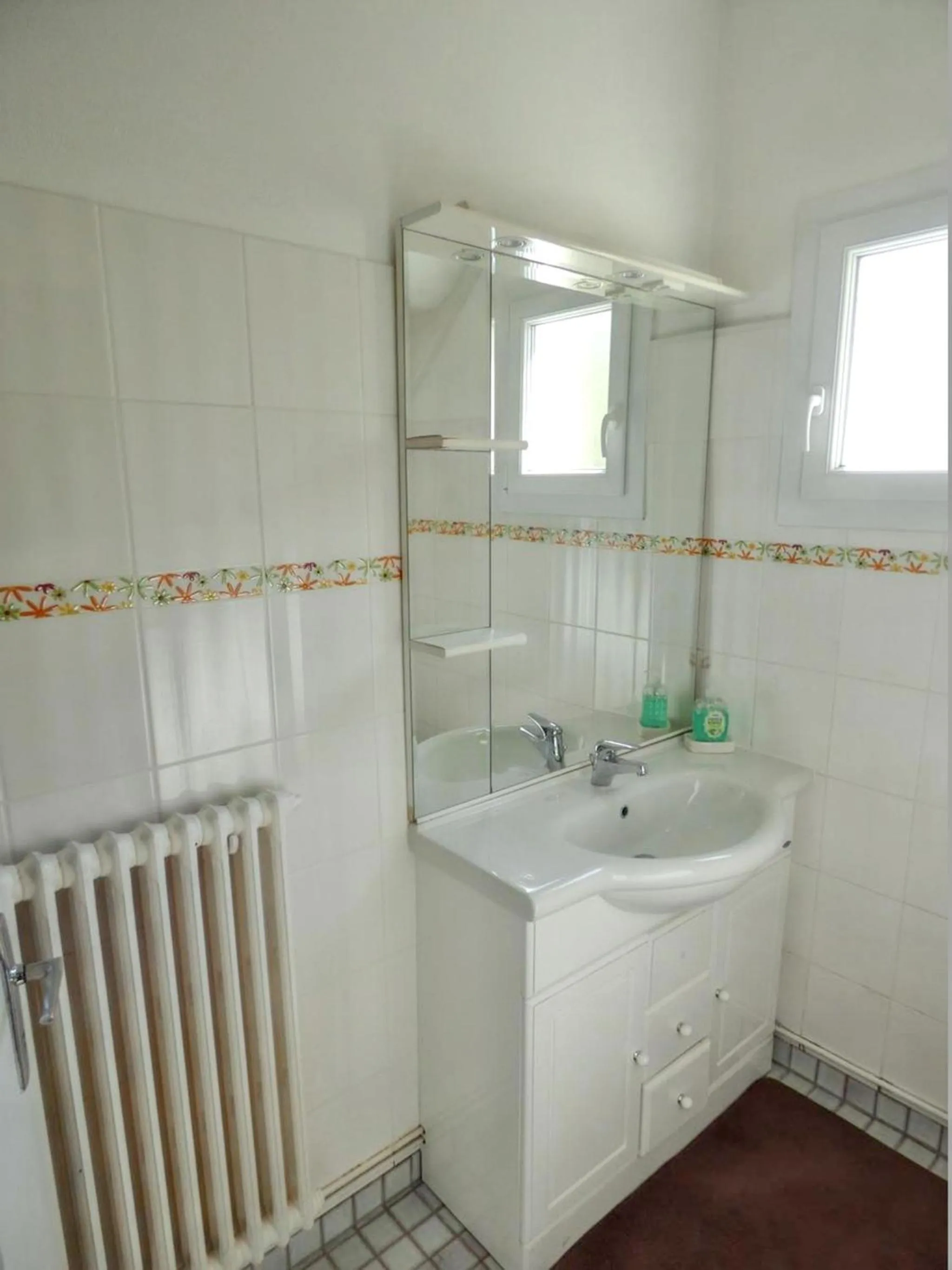 Bathroom in Maison confortable à Châteaulin avec jardin et terrasse.