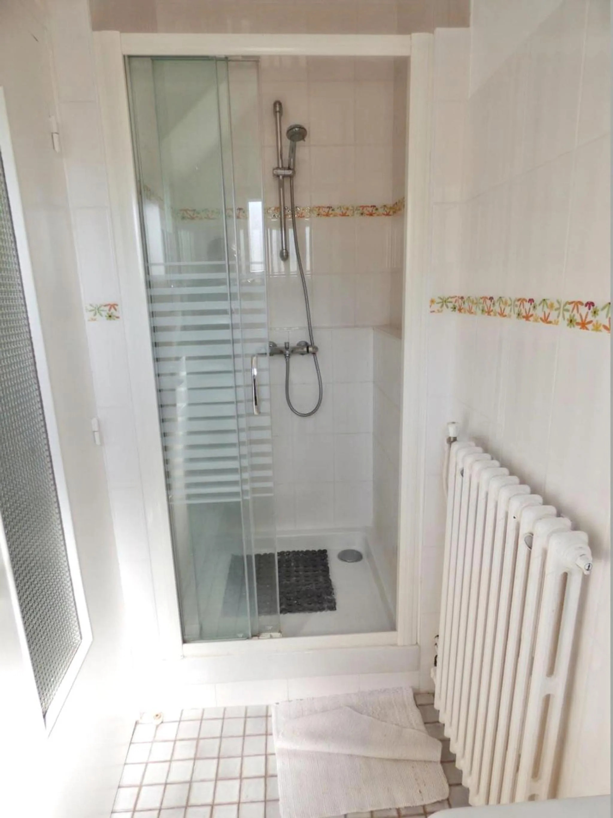 Shower in Maison confortable à Châteaulin avec jardin et terrasse.