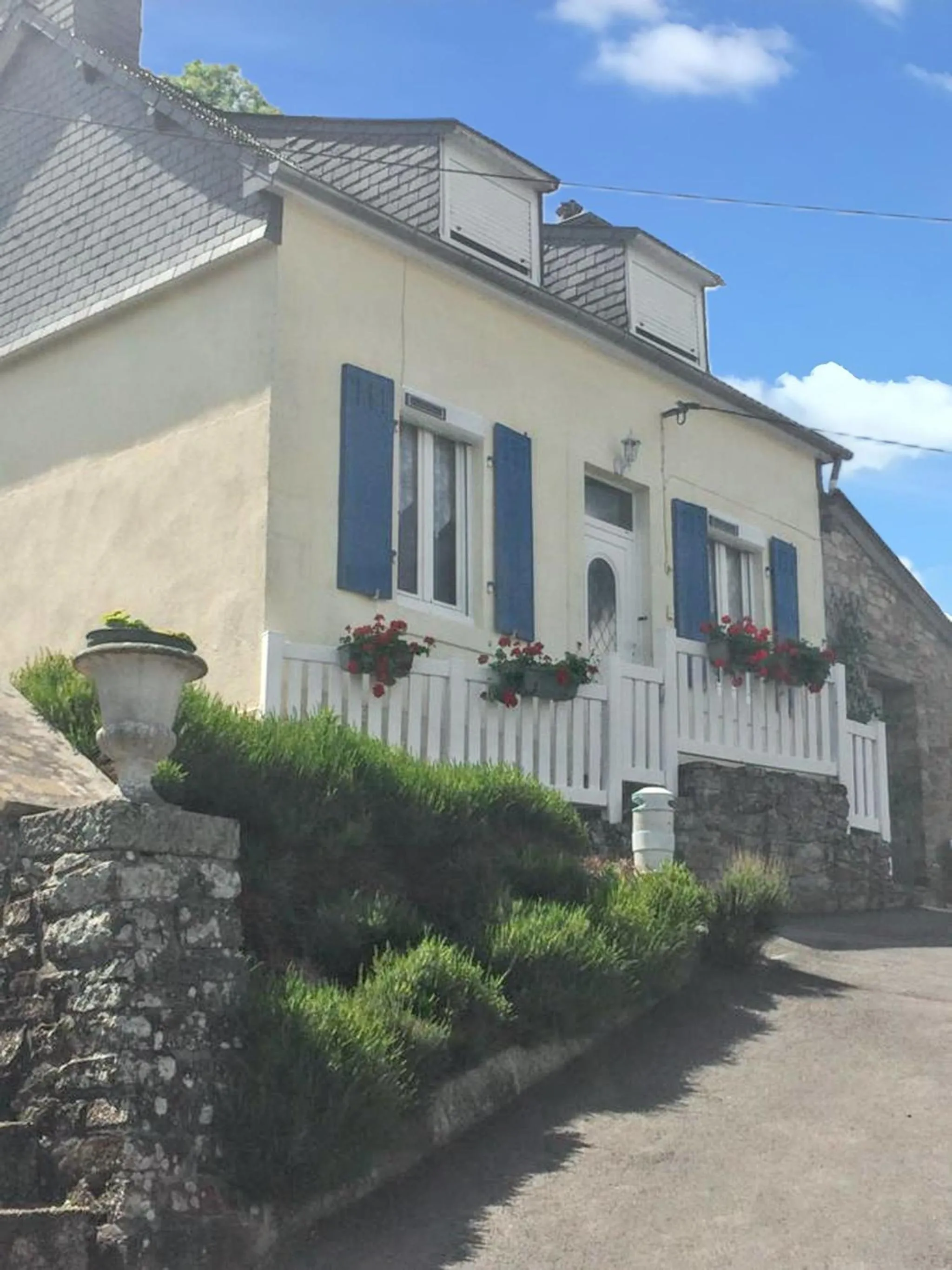 Property building in Maison confortable à Châteaulin avec jardin et terrasse.