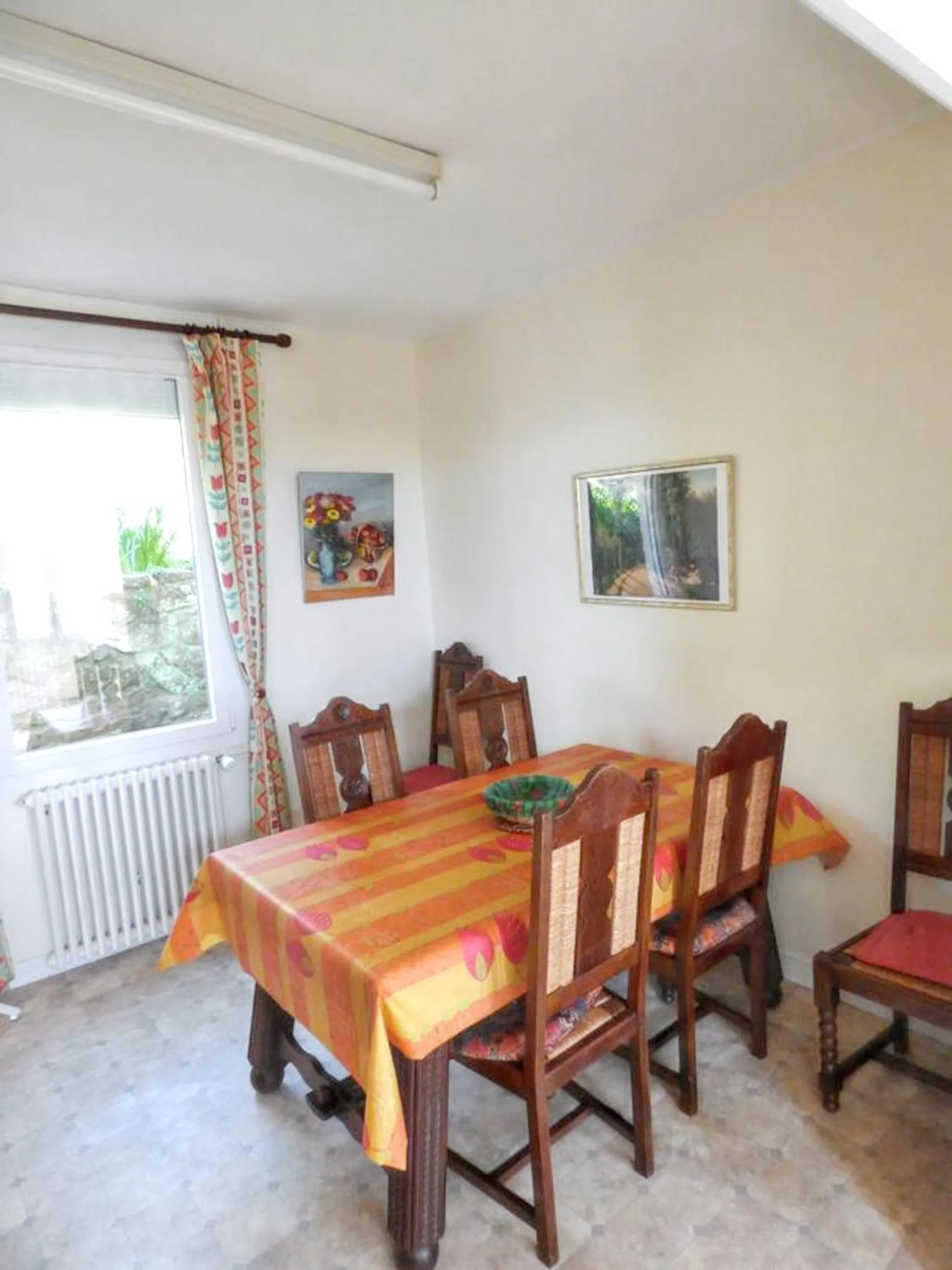 Dining area in Maison confortable à Châteaulin avec jardin et terrasse.