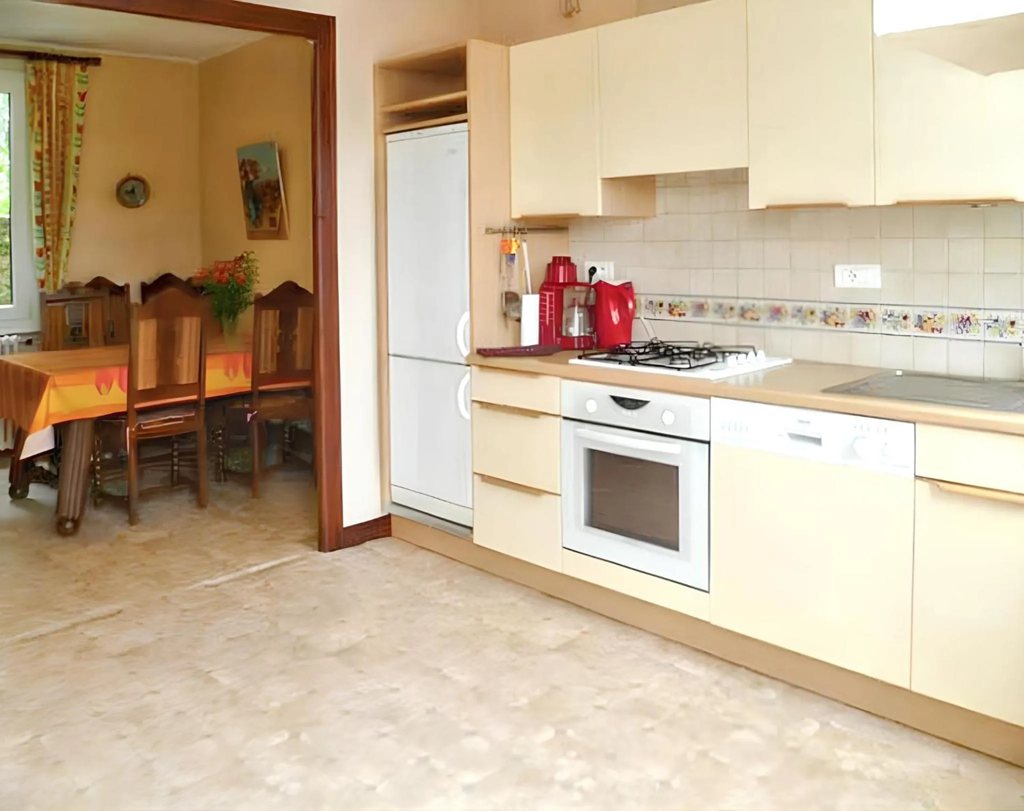 Kitchen or kitchenette in Maison confortable à Châteaulin avec jardin et terrasse.