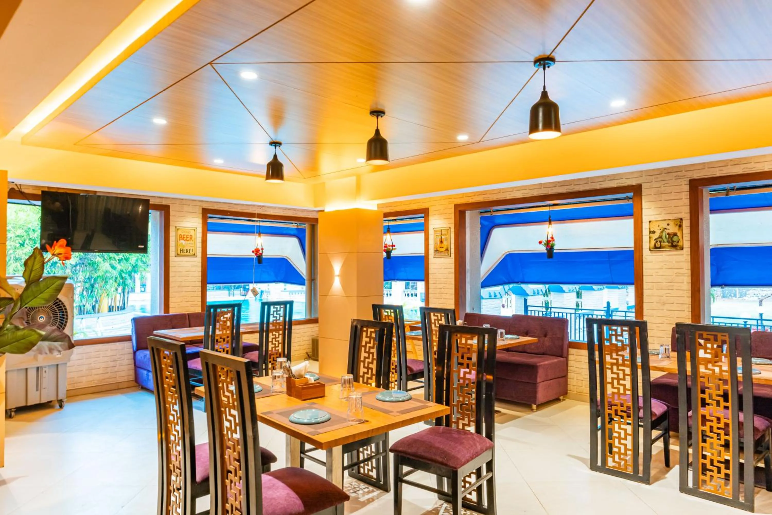 Restaurant/places to eat in Treebo The Blue Roof