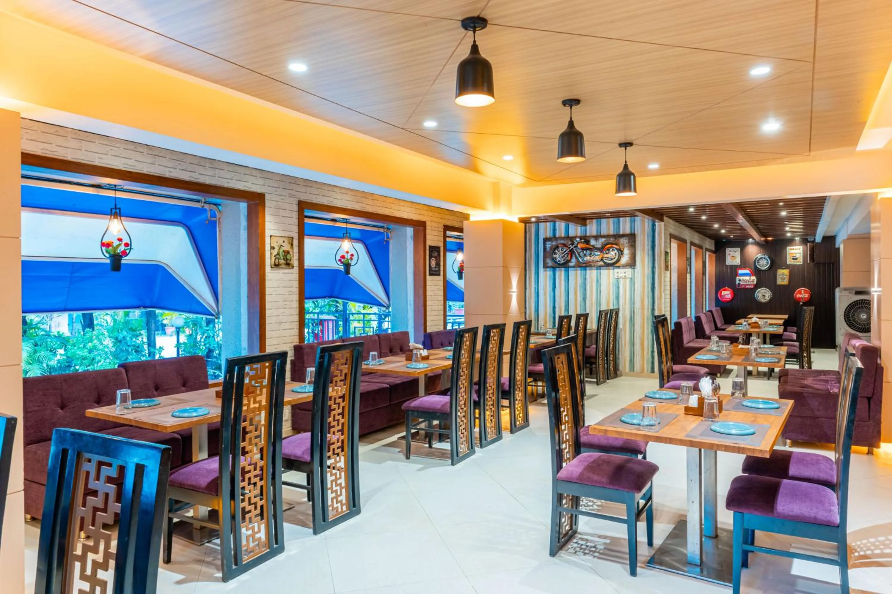 Restaurant/places to eat in Treebo The Blue Roof