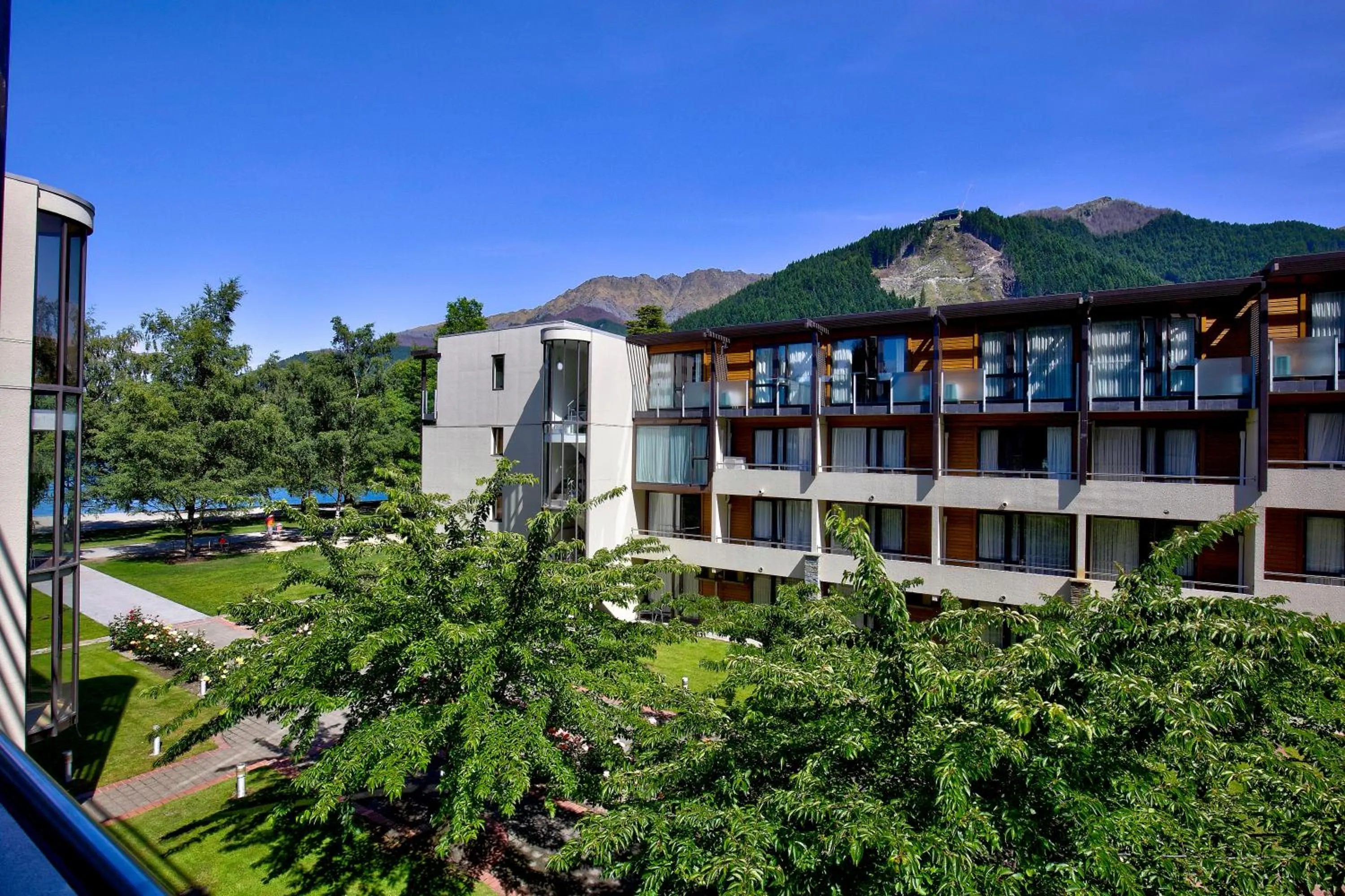 Seating area in Novotel Queenstown Lakeside