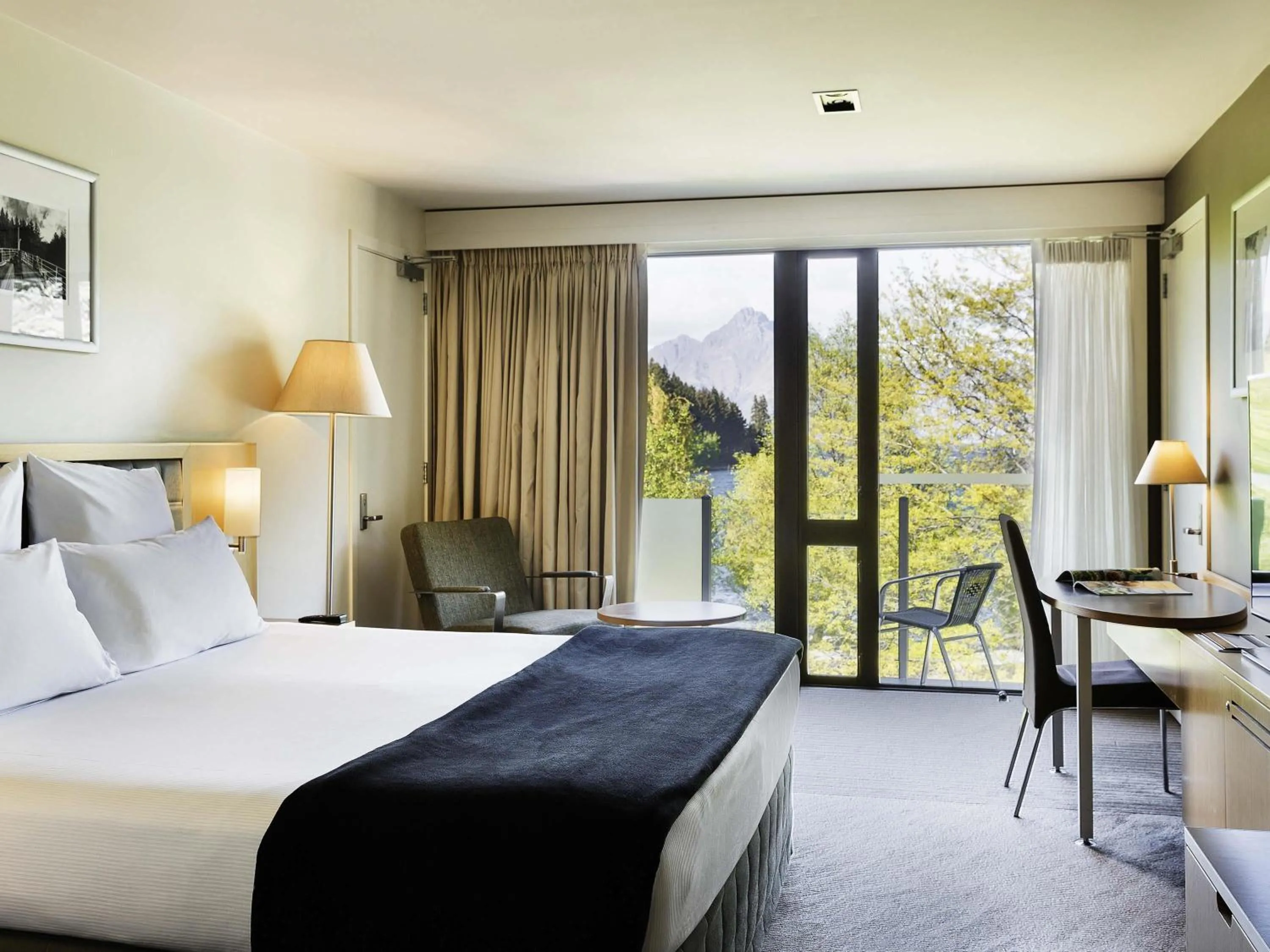 Bedroom, Bed in Novotel Queenstown Lakeside