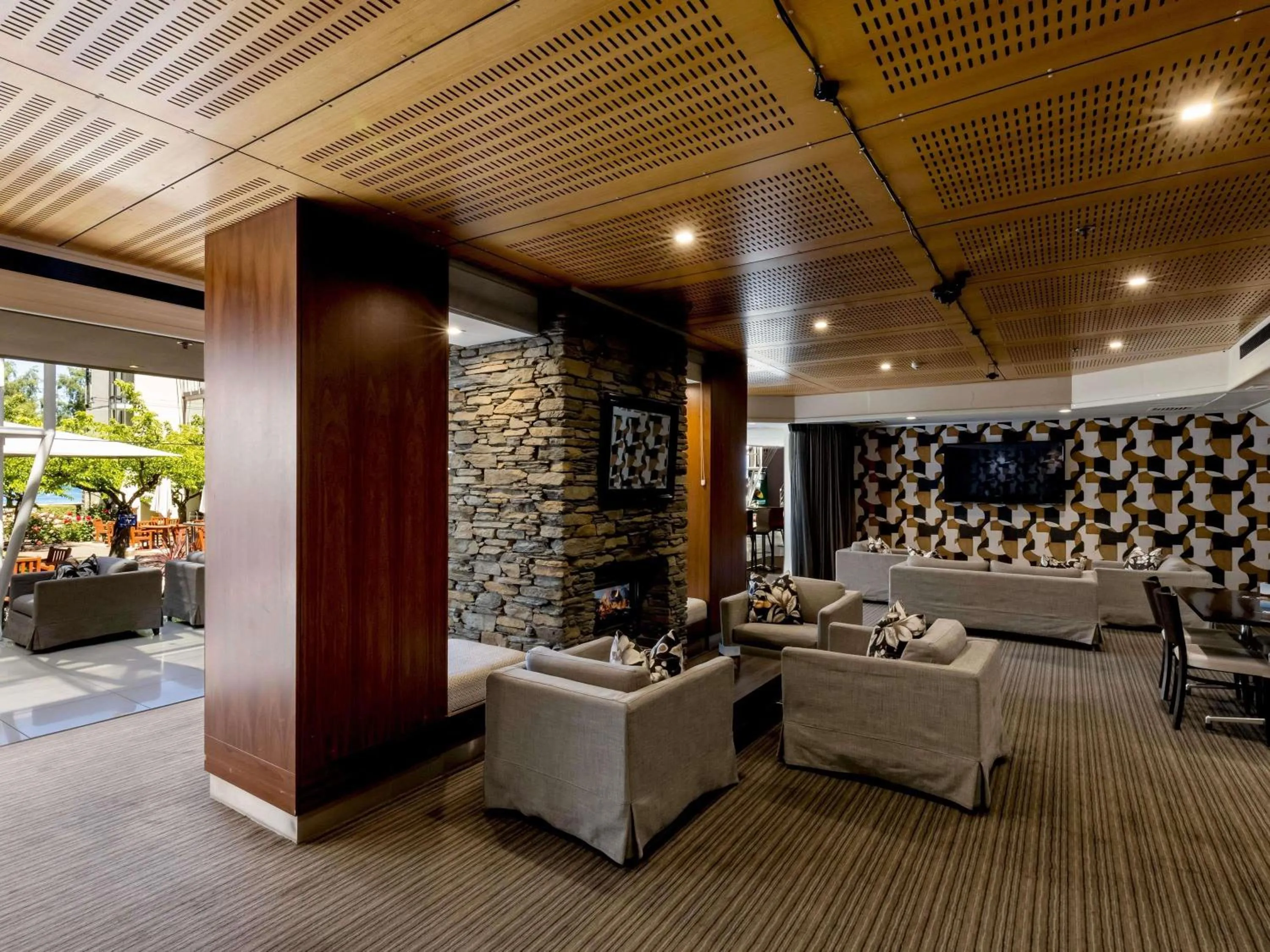 Lounge or bar in Novotel Queenstown Lakeside