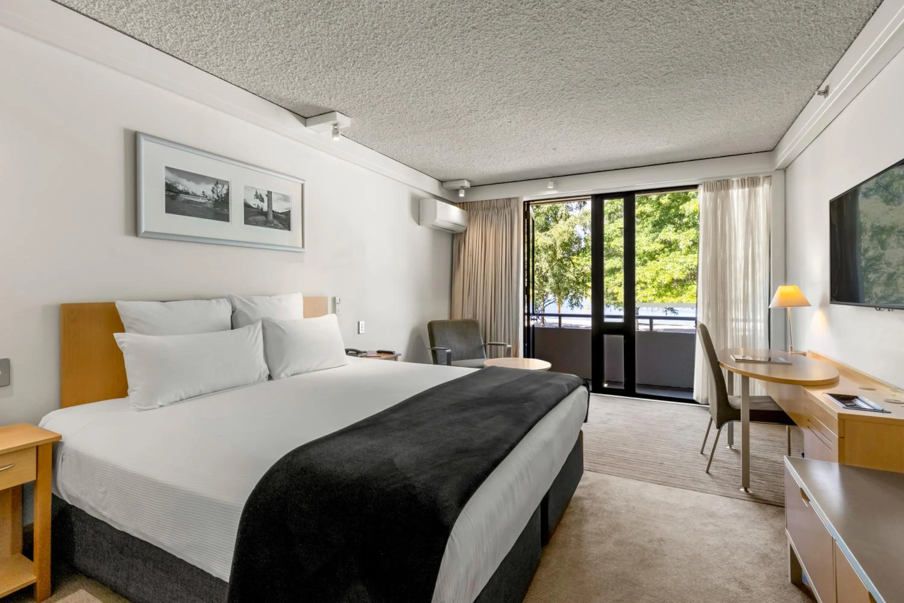 TV and multimedia, Bed in Novotel Queenstown Lakeside