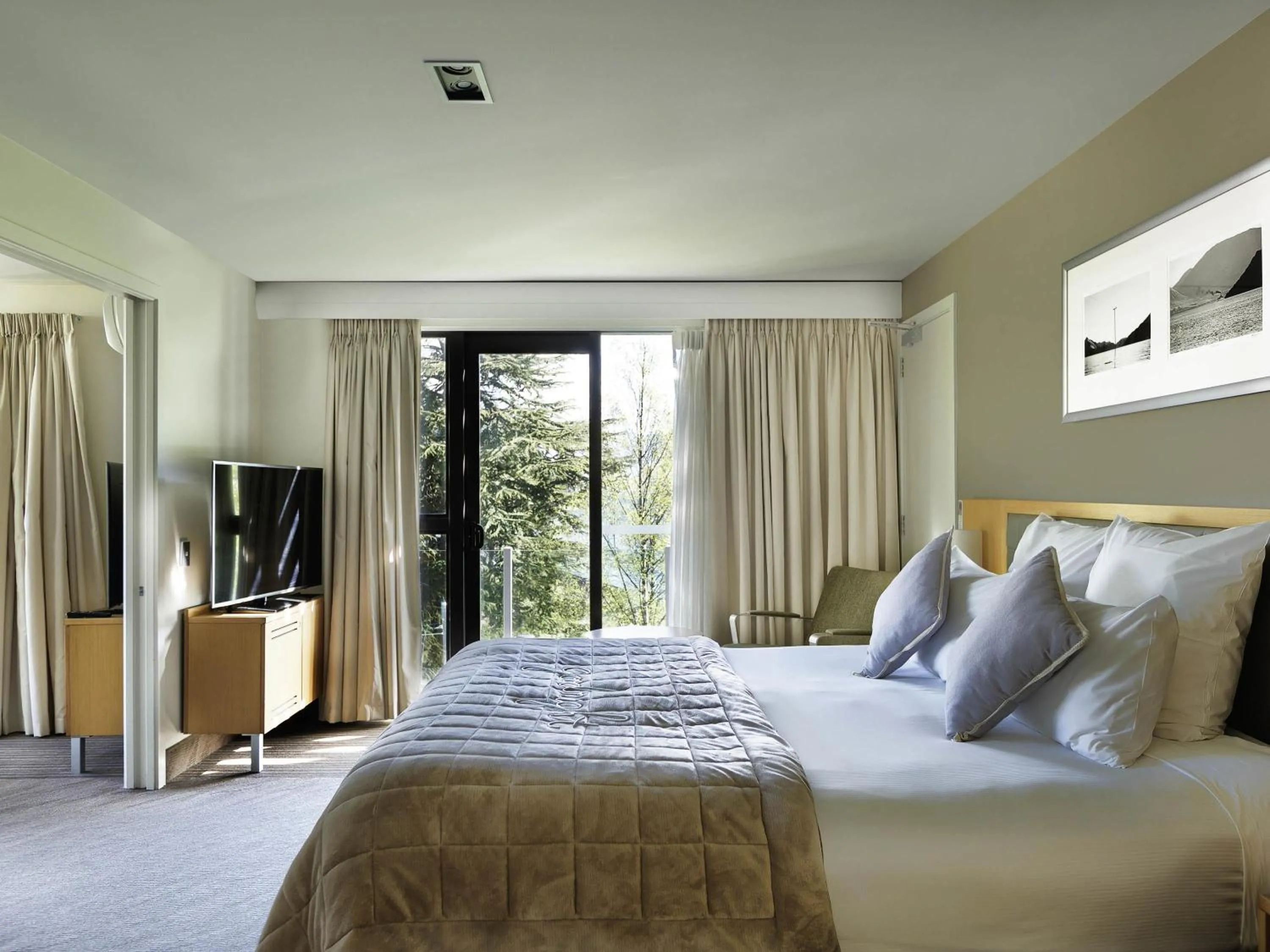 Bedroom, Bed in Novotel Queenstown Lakeside