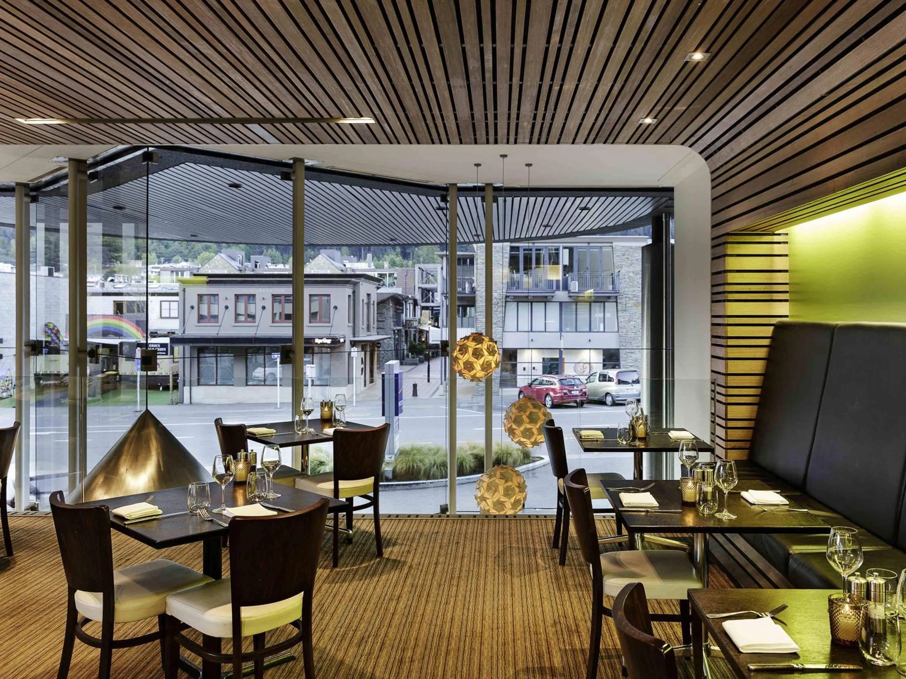 Restaurant/places to eat in Novotel Queenstown Lakeside