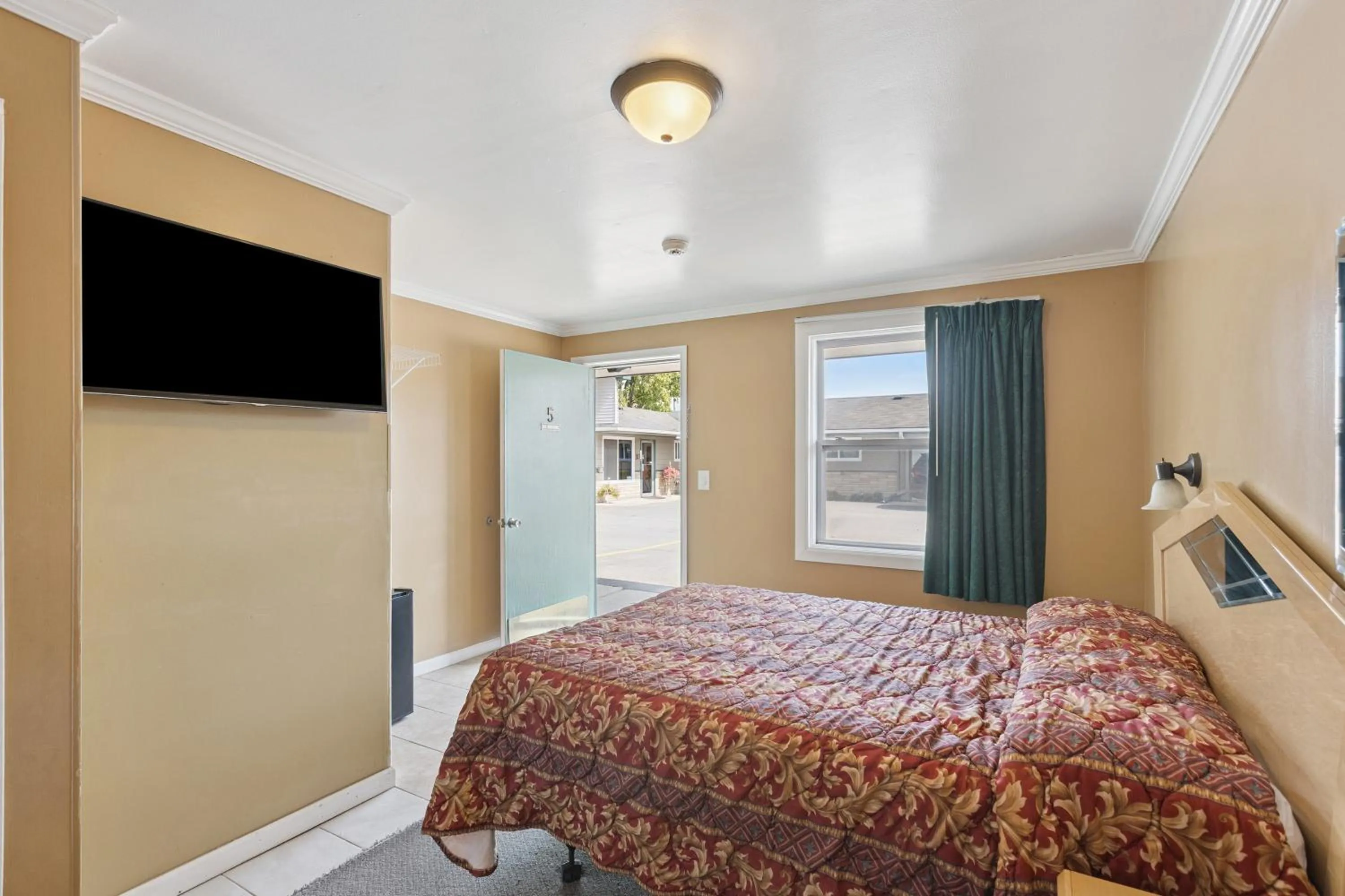 Bedroom, Bed in Currys Motel by OYO Saginaw MI