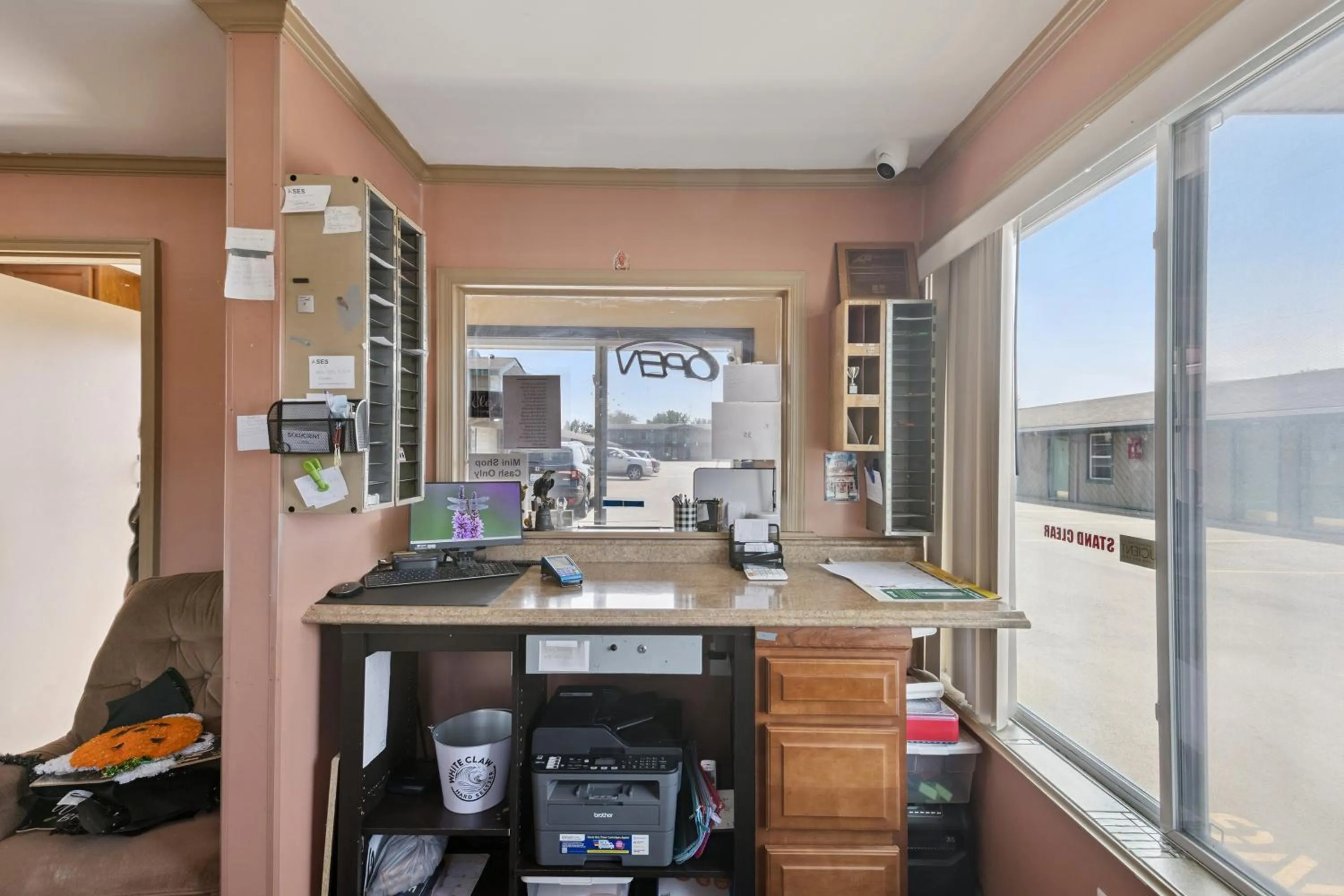 Lobby or reception in Currys Motel by OYO Saginaw MI