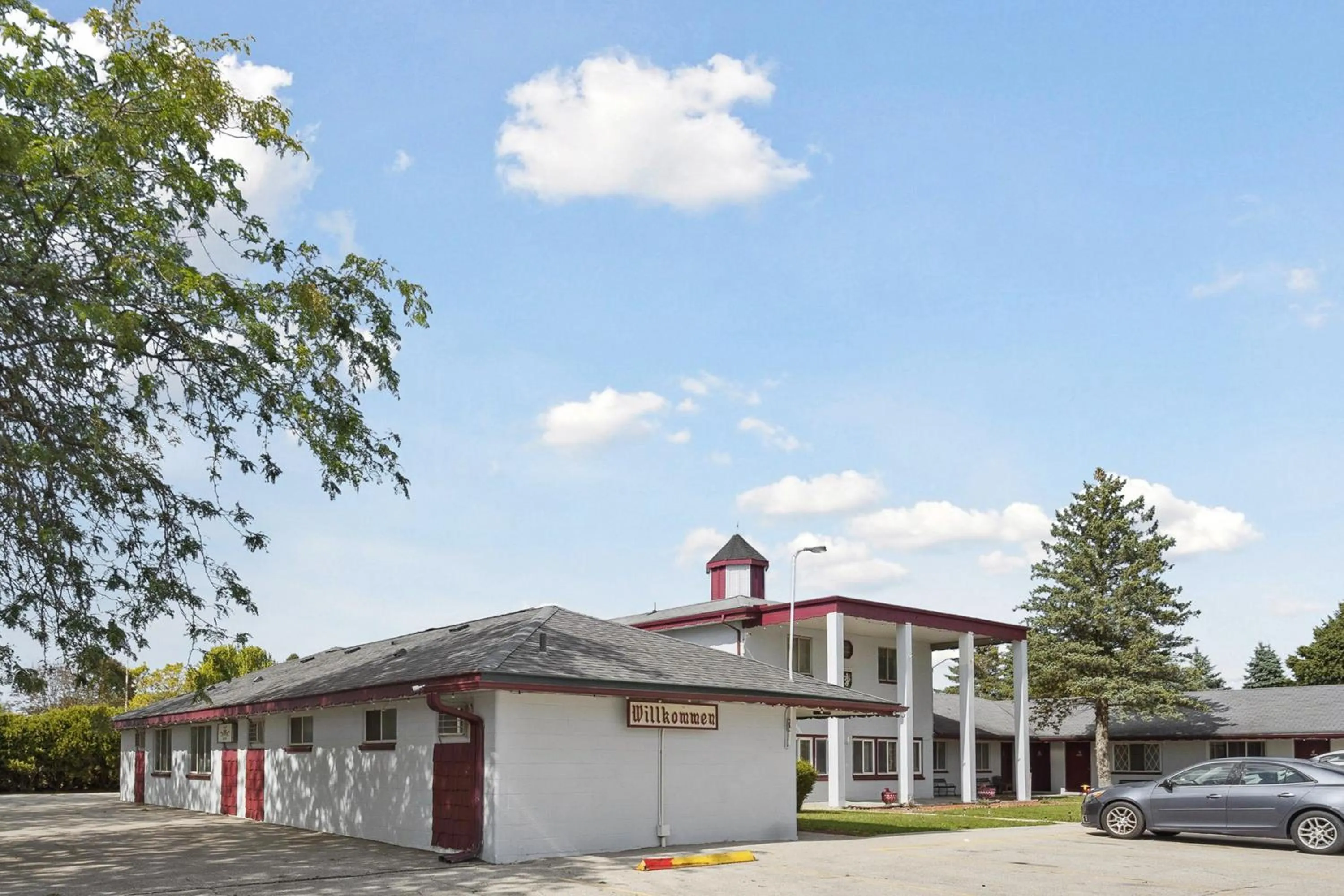 Parking in Currys Motel by OYO Saginaw MI