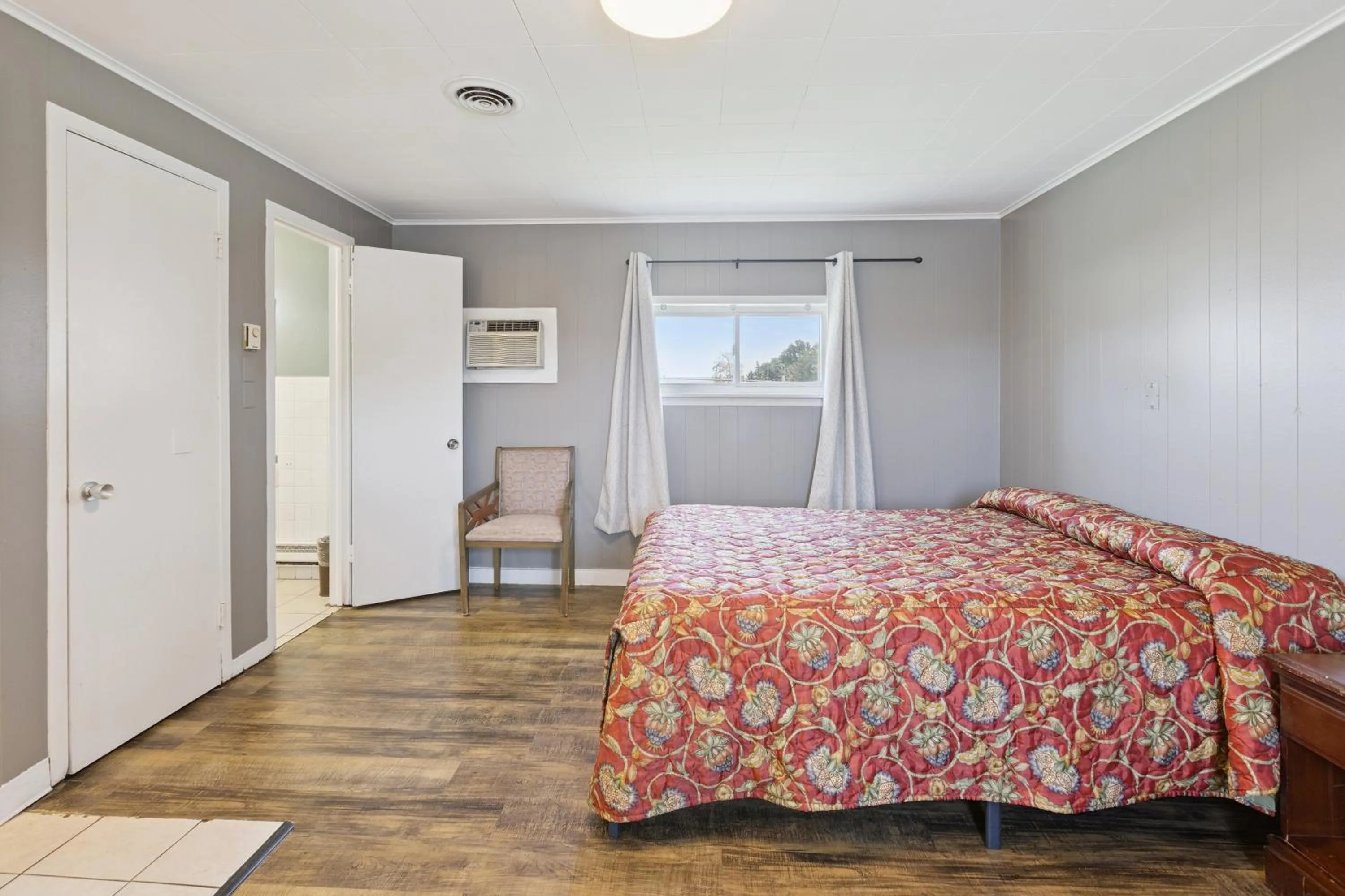 Bedroom, Bed in Currys Motel by OYO Saginaw MI