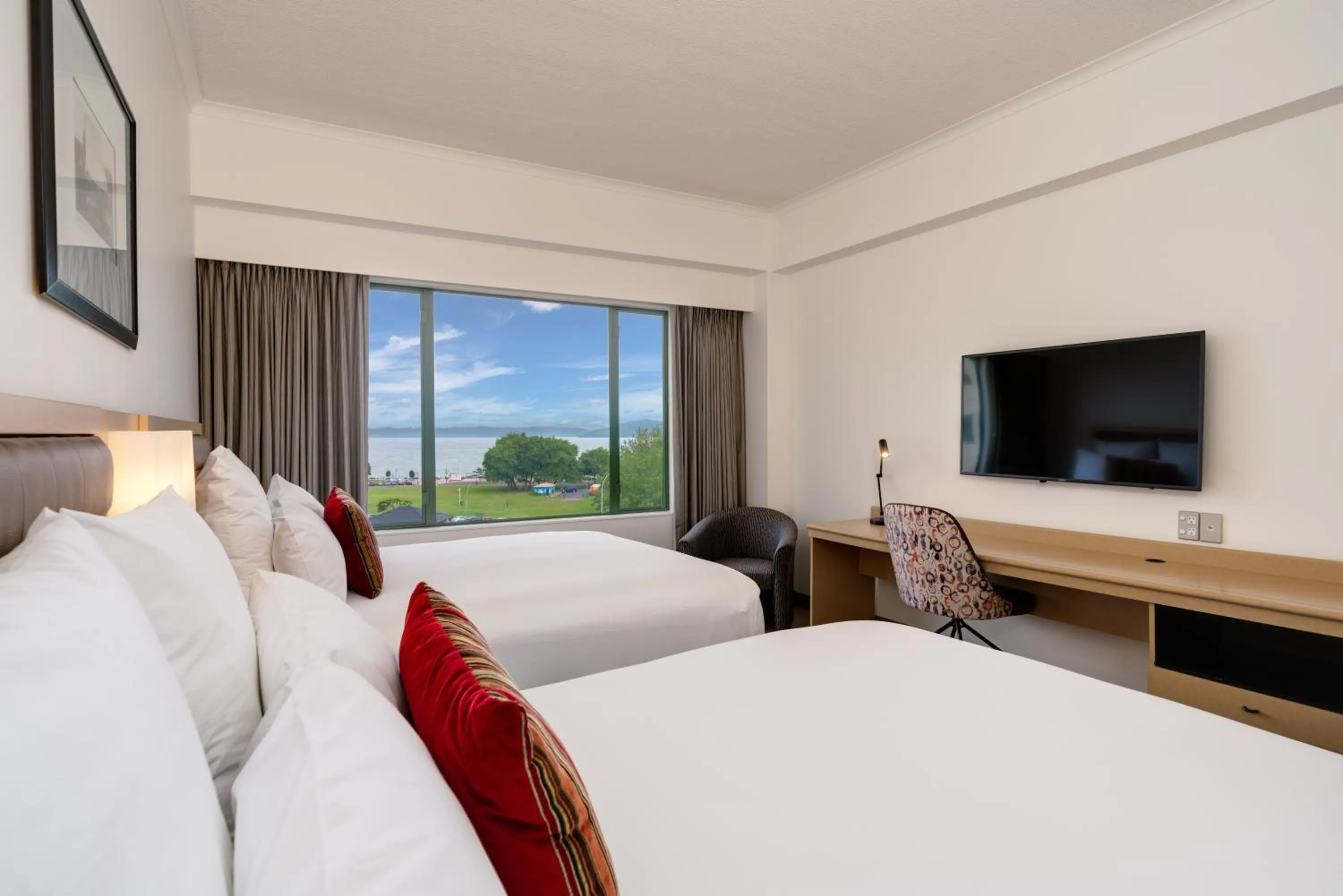 TV and multimedia, Bed in Novotel Rotorua Lakeside