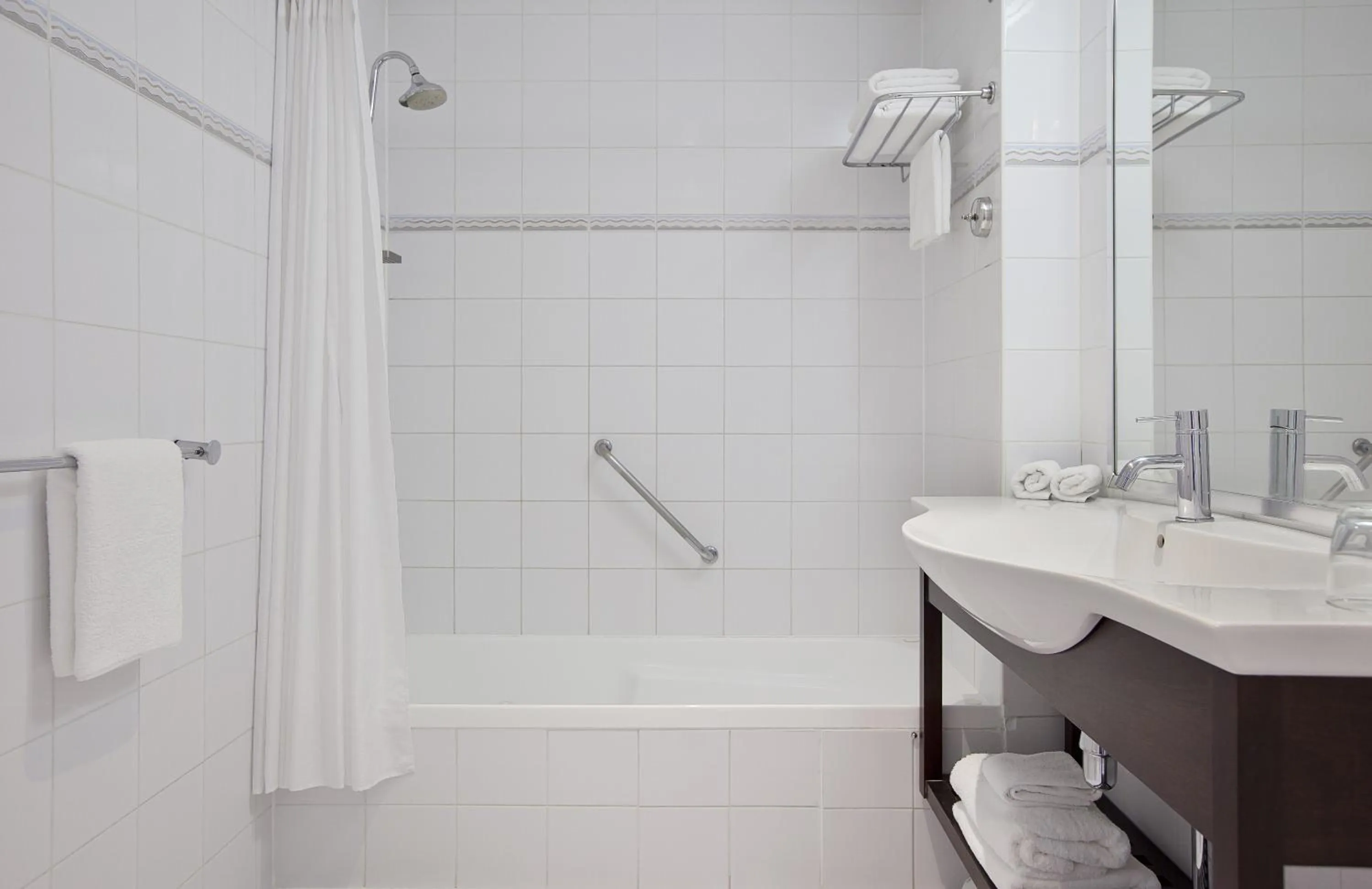 Shower in Novotel Rotorua Lakeside