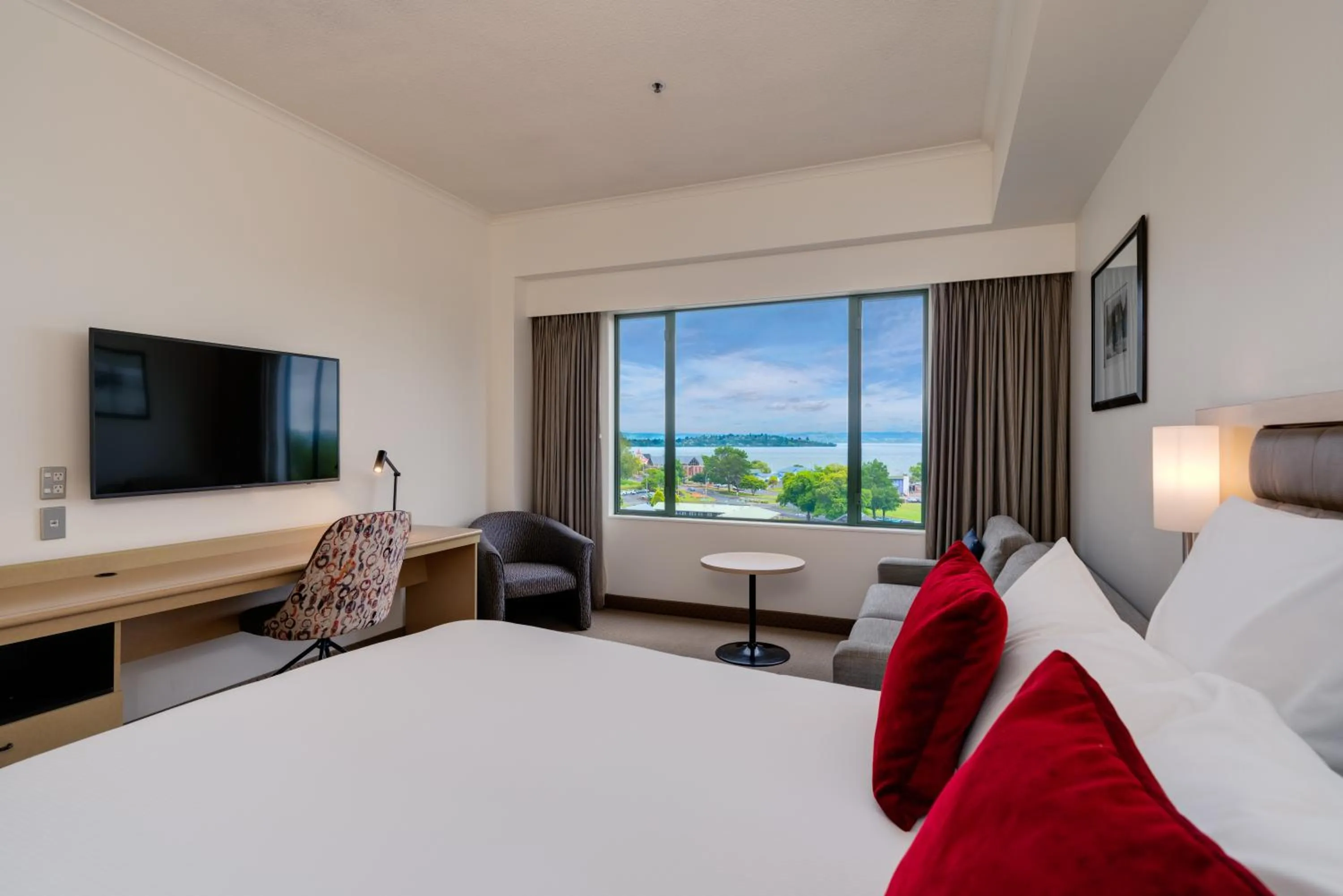 TV and multimedia, Bed in Novotel Rotorua Lakeside