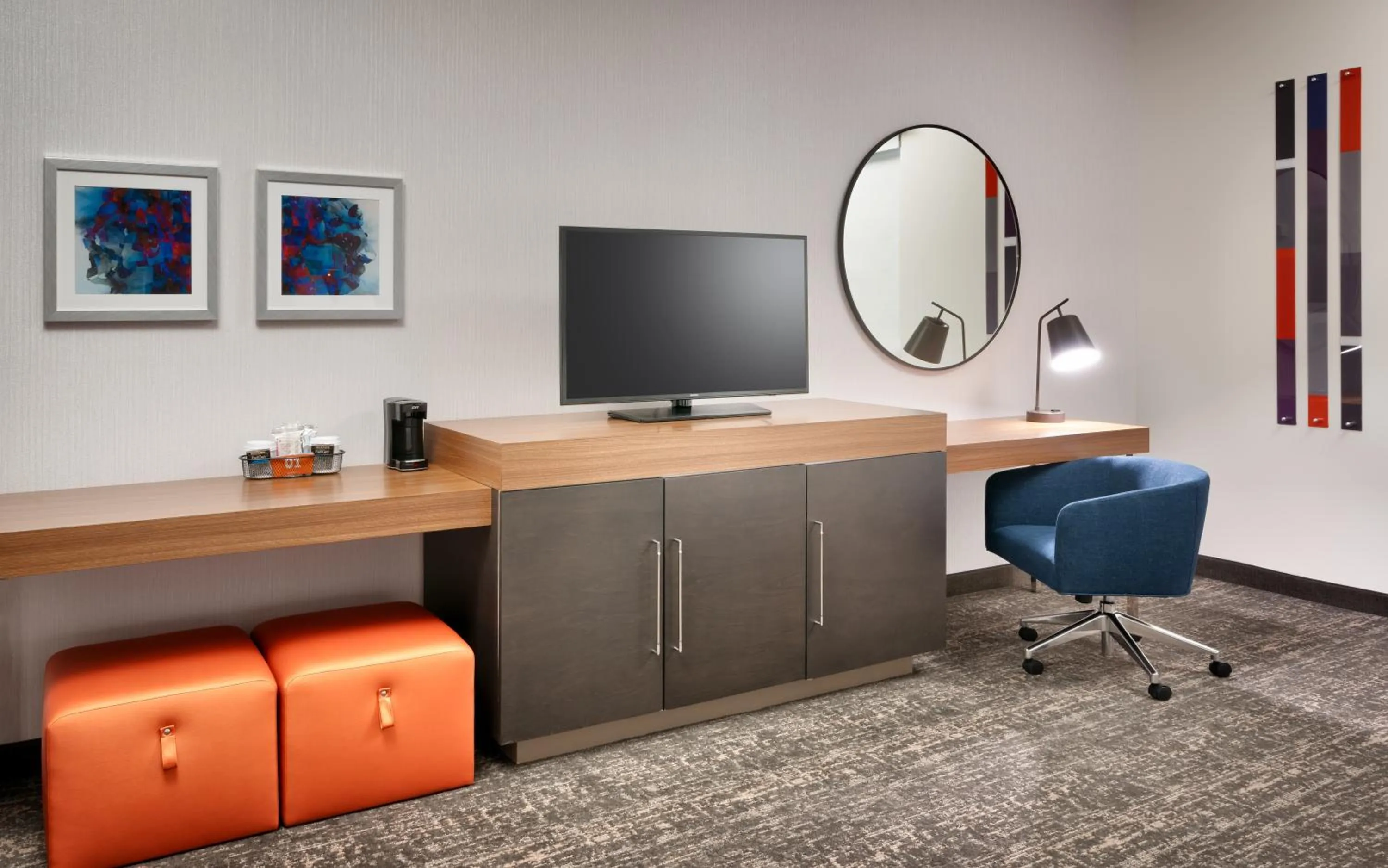 TV and multimedia in Hampton Inn & Suites Anaheim Resort Convention Center