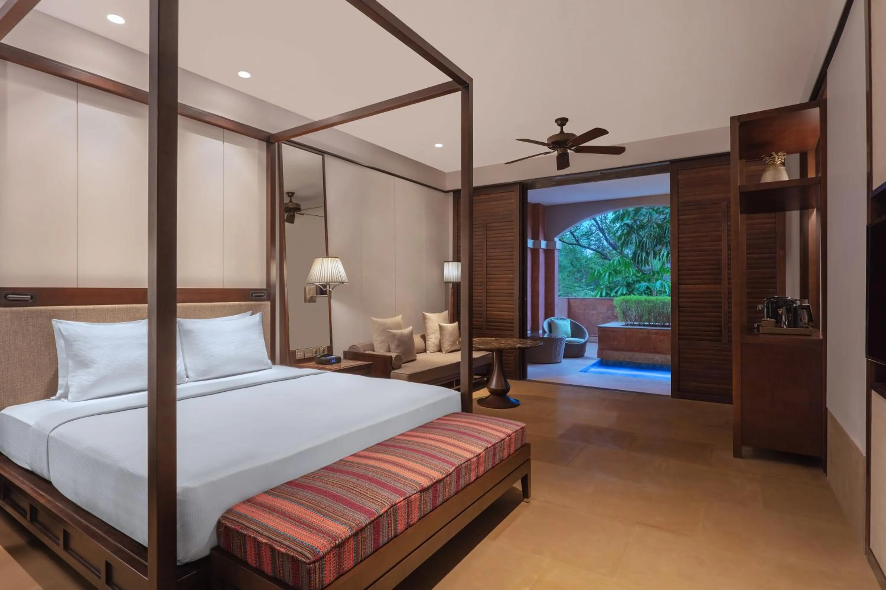 Swimming pool, Bed in Hilton Goa Resort Candolim