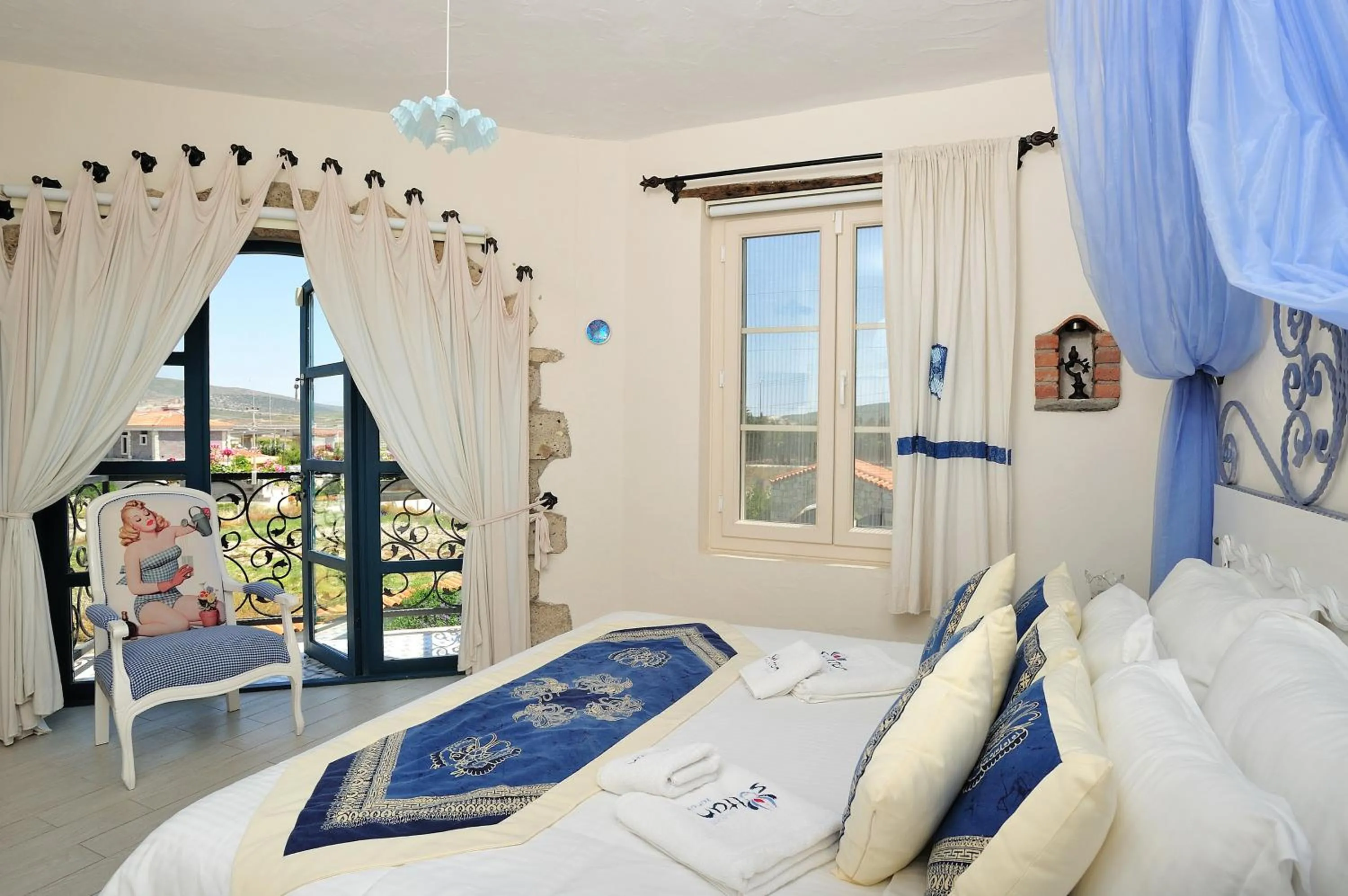Photo of the whole room, Bed in Alaçatı Sultan Konak Butik Otel ℳℛ Luxury Concept